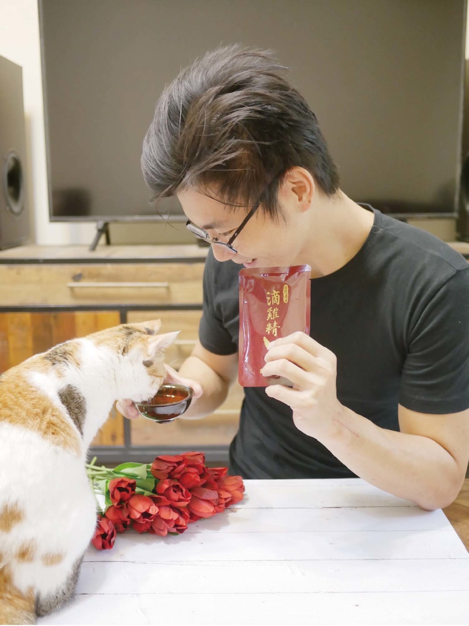 天氣越來越涼爽，不知道女孩們是否像我依樣有手腳冰冷的問題，芳茲生技的日月養生滴雞精非常適合保養，使用鋁鉑包裝，高溫滅菌，不需冷藏，常溫撕開就可以直接飲用。