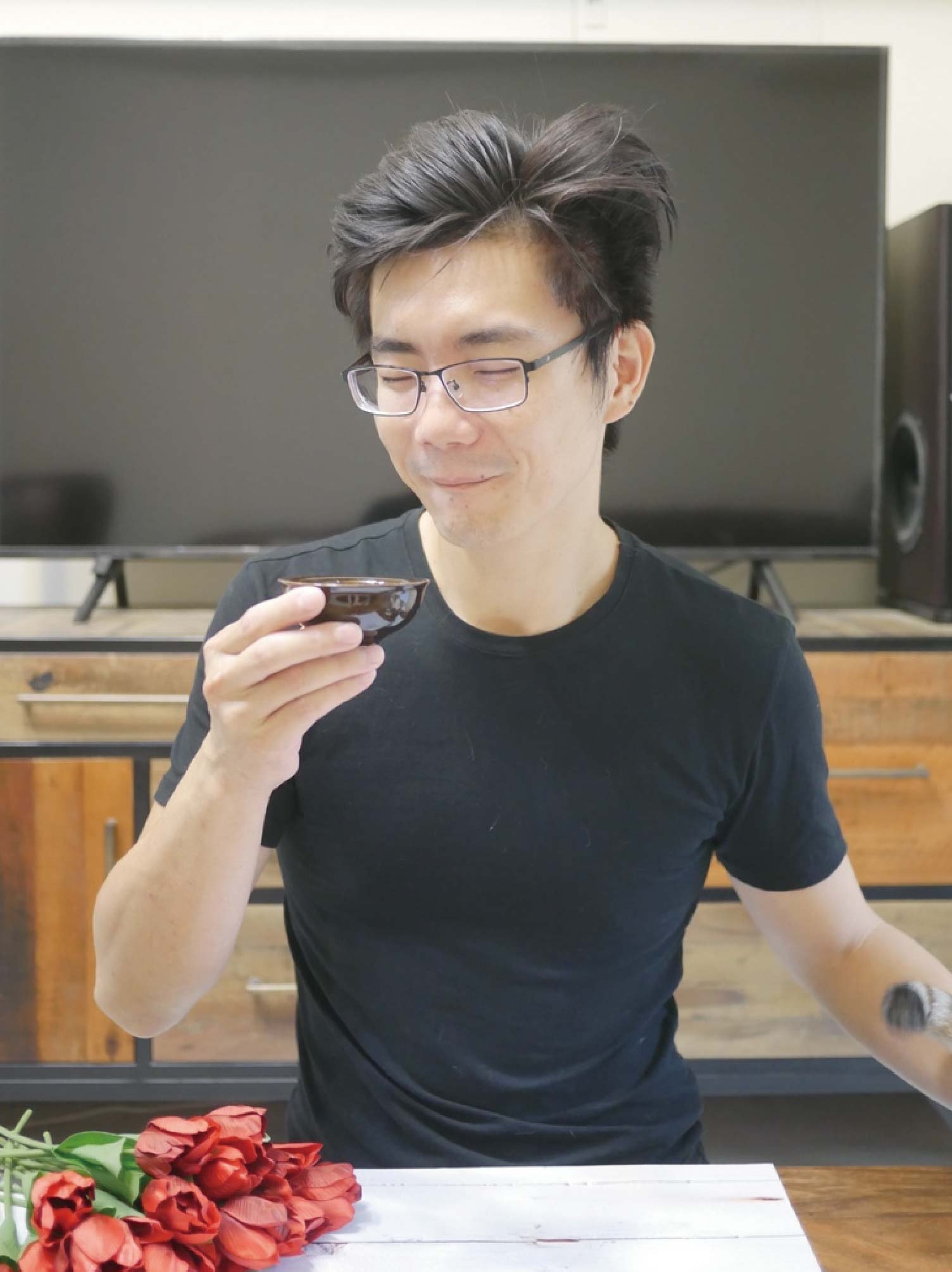 天氣越來越涼爽，不知道女孩們是否像我依樣有手腳冰冷的問題，芳茲生技的日月養生滴雞精非常適合保養，使用鋁鉑包裝，高溫滅菌，不需冷藏，常溫撕開就可以直接飲用。