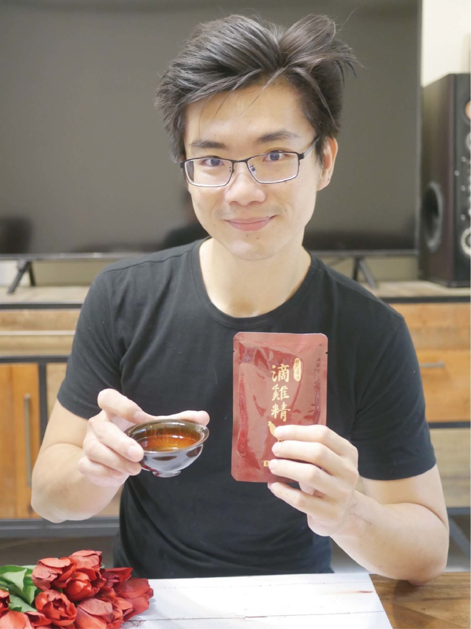 天氣越來越涼爽，不知道女孩們是否像我依樣有手腳冰冷的問題，芳茲生技的日月養生滴雞精非常適合保養，使用鋁鉑包裝，高溫滅菌，不需冷藏，常溫撕開就可以直接飲用。