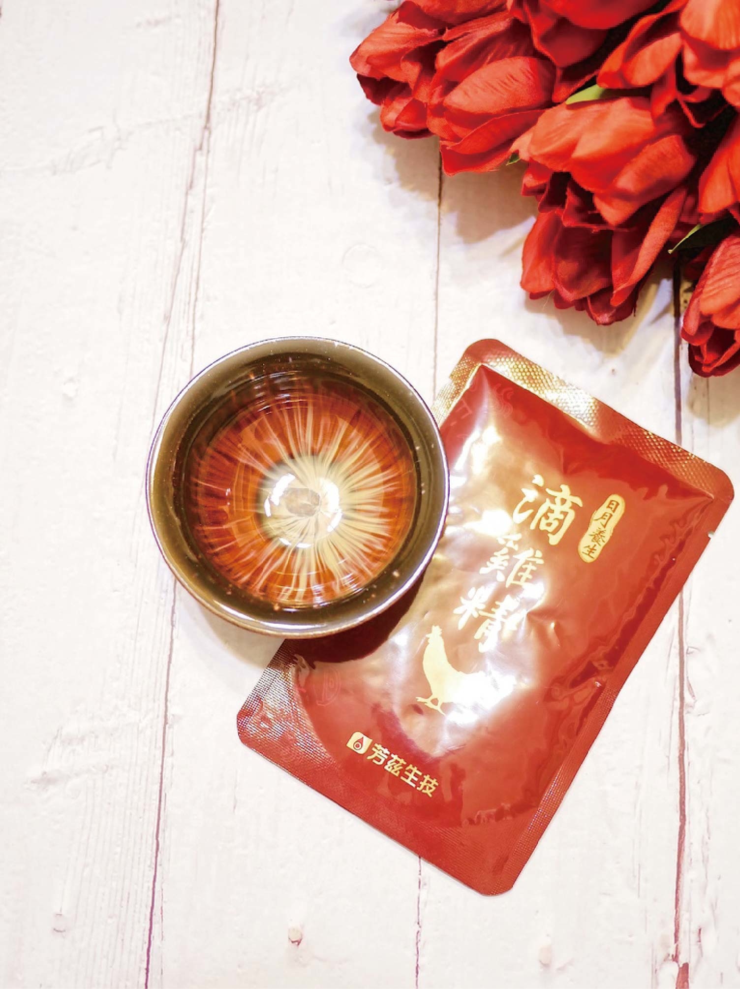 天氣越來越涼爽，不知道女孩們是否像我依樣有手腳冰冷的問題，芳茲生技的日月養生滴雞精非常適合保養，使用鋁鉑包裝，高溫滅菌，不需冷藏，常溫撕開就可以直接飲用。