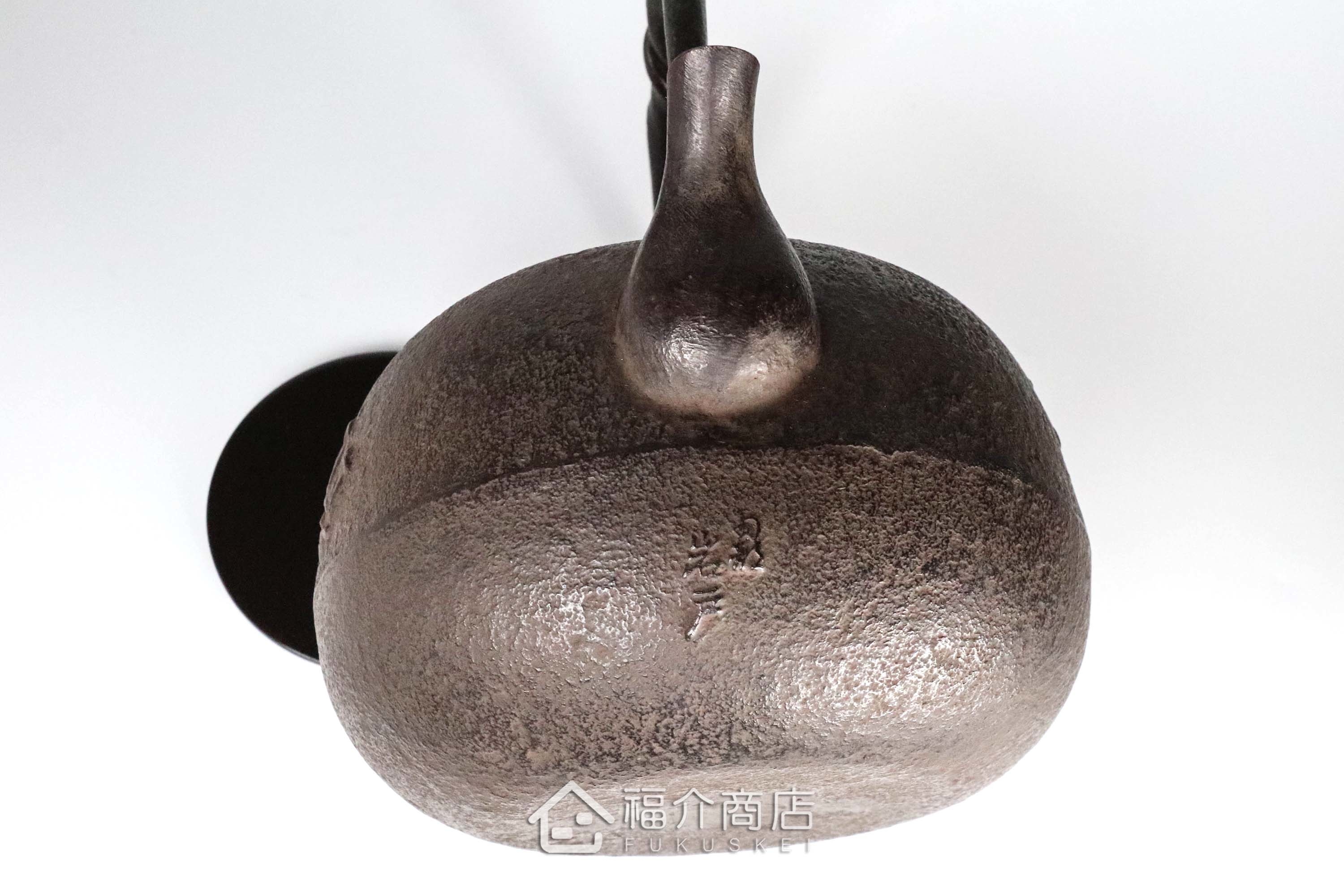 岩戶賢一郎所製作的日本鐵壺,壺身設計龍的圖紋,煮水泡茶用的鐵壺