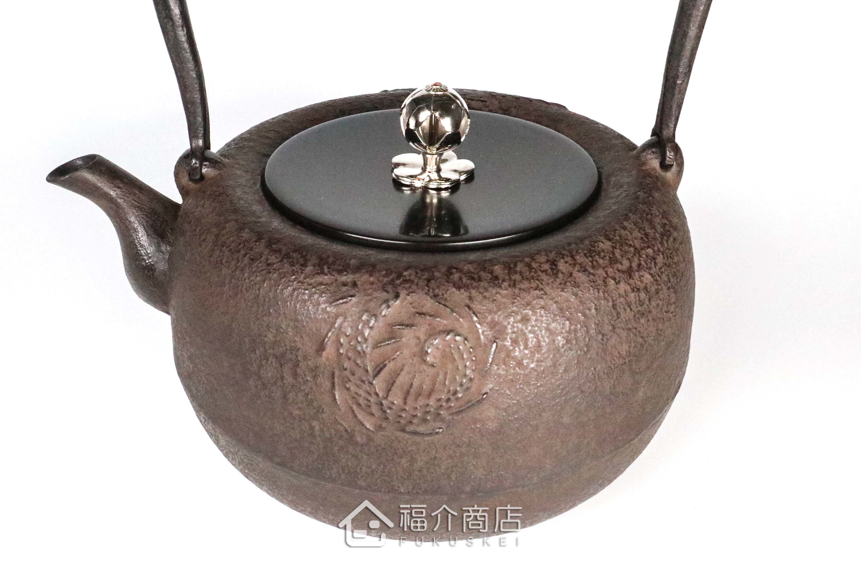 岩戶賢一郎所製作的日本鐵壺,壺身設計龍的圖紋,煮水泡茶用的鐵壺