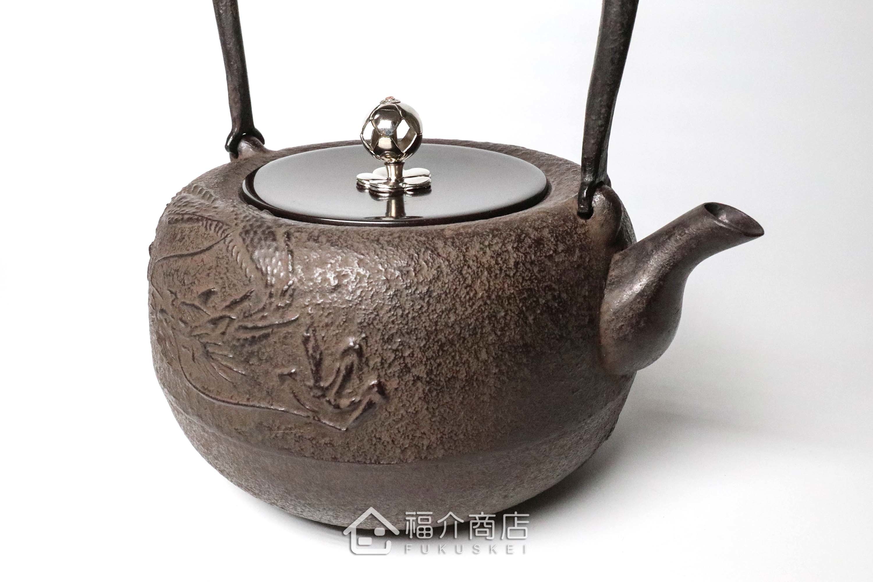 岩戶賢一郎所製作的日本鐵壺,壺身設計龍的圖紋,煮水泡茶用的鐵壺
