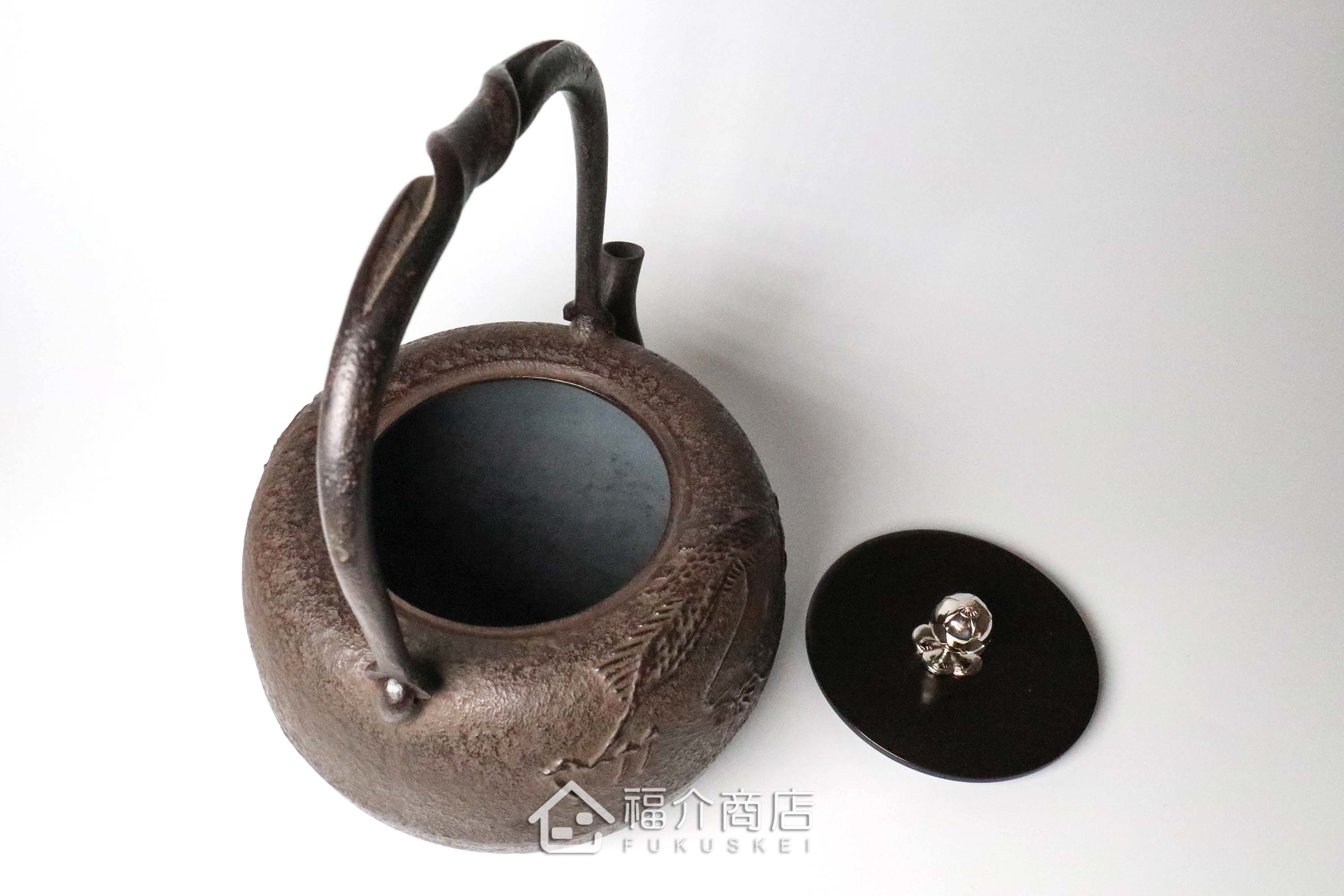 岩戶賢一郎所製作的日本鐵壺,壺身設計龍的圖紋,煮水泡茶用的鐵壺