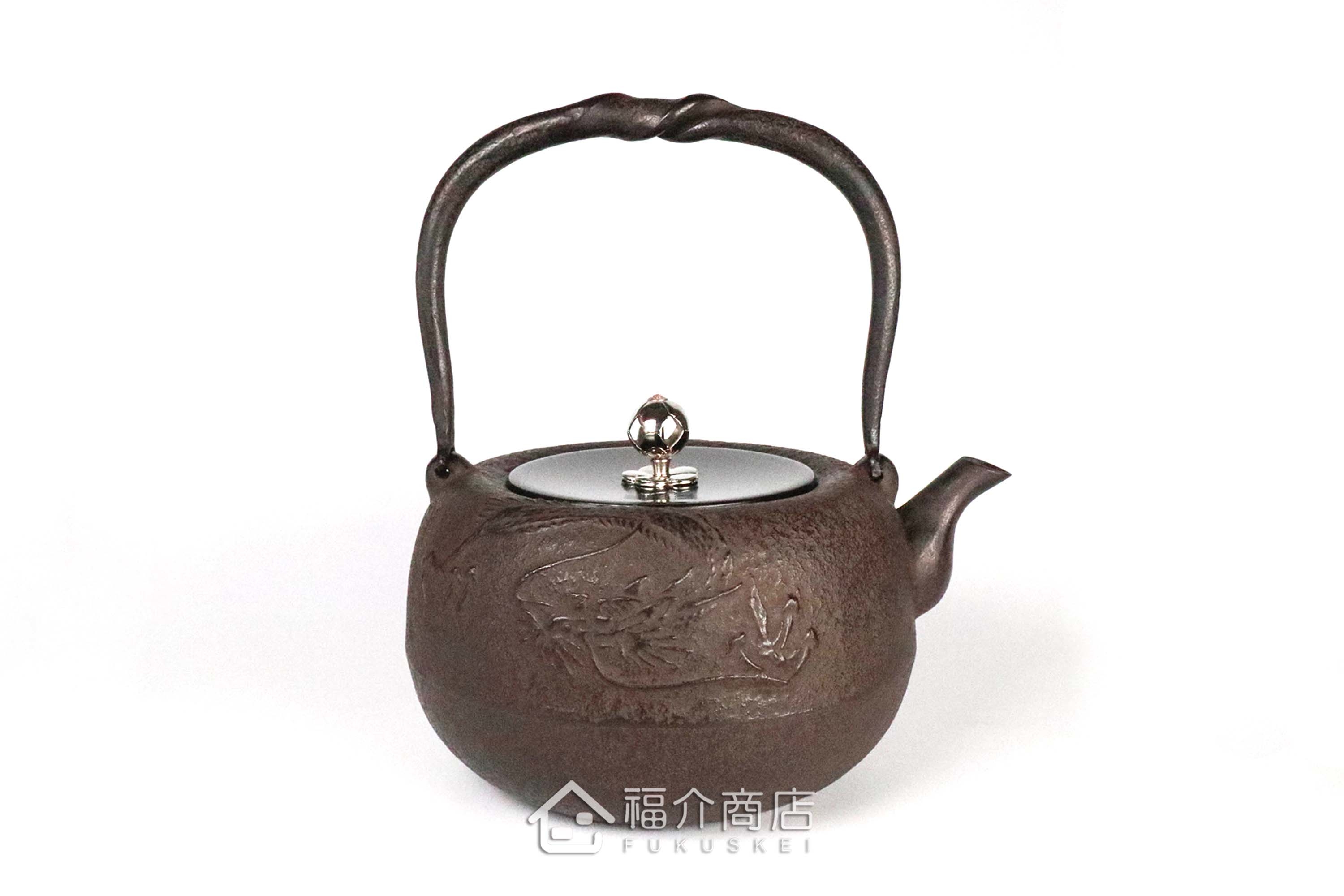 岩戶賢一郎所製作的日本鐵壺,壺身設計龍的圖紋,煮水泡茶用的鐵壺