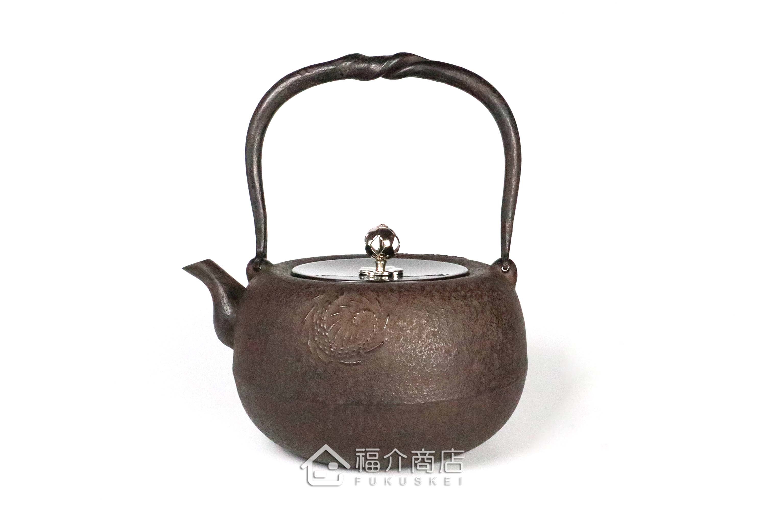 岩戶賢一郎所製作的日本鐵壺,壺身設計龍的圖紋,煮水泡茶用的鐵壺