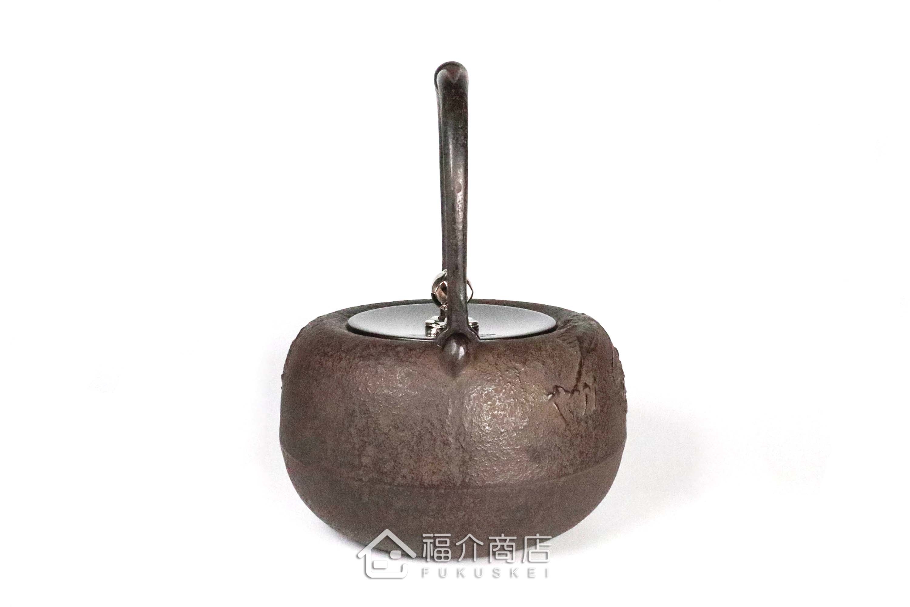 岩戶賢一郎所製作的日本鐵壺,壺身設計龍的圖紋,煮水泡茶用的鐵壺