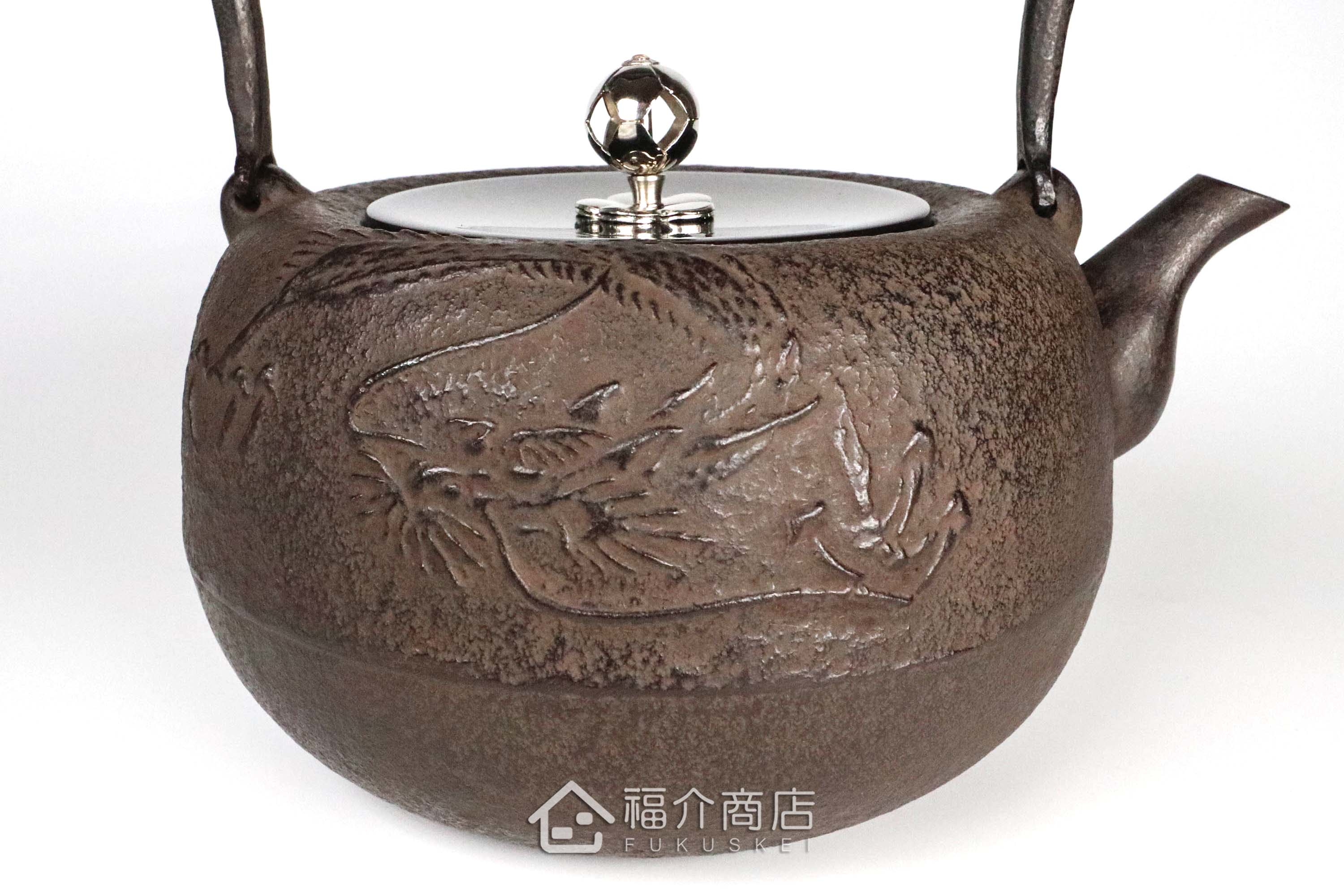 岩戶賢一郎所製作的日本鐵壺,壺身設計龍的圖紋,煮水泡茶用的鐵壺