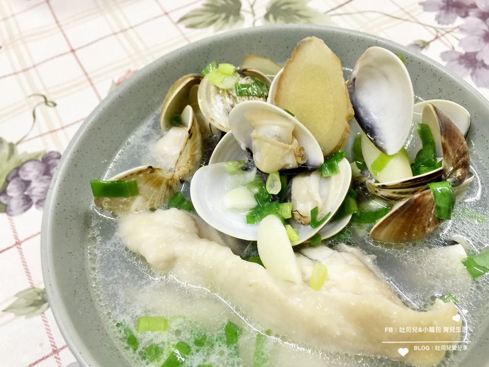 每天埋頭苦幹趕案子+熱血育兒(幾乎天天上親子課)，再加上三歲多的小籠包活動力一天比一天還可怕！在這段期間體驗到了曾國城強力推薦的芳茲日月養生滴雞精。在工作忙碌時可以省掉我燉雞湯的時間，隨開即飲或簡單隔水加熱就可以迅速幫我們補充體力。