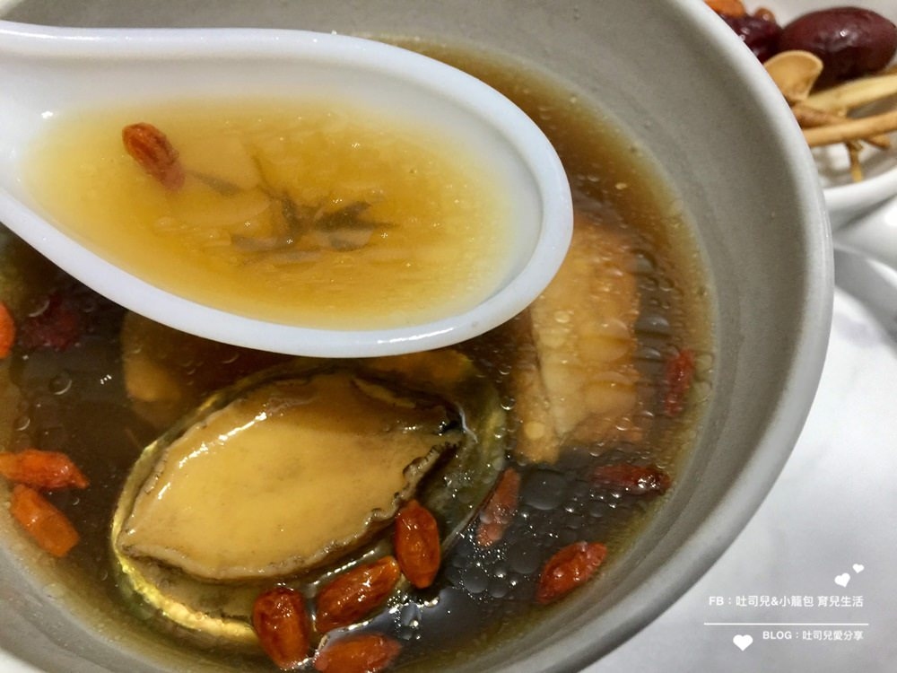 每天埋頭苦幹趕案子+熱血育兒(幾乎天天上親子課)，再加上三歲多的小籠包活動力一天比一天還可怕！在這段期間體驗到了曾國城強力推薦的芳茲日月養生滴雞精。在工作忙碌時可以省掉我燉雞湯的時間，隨開即飲或簡單隔水加熱就可以迅速幫我們補充體力。