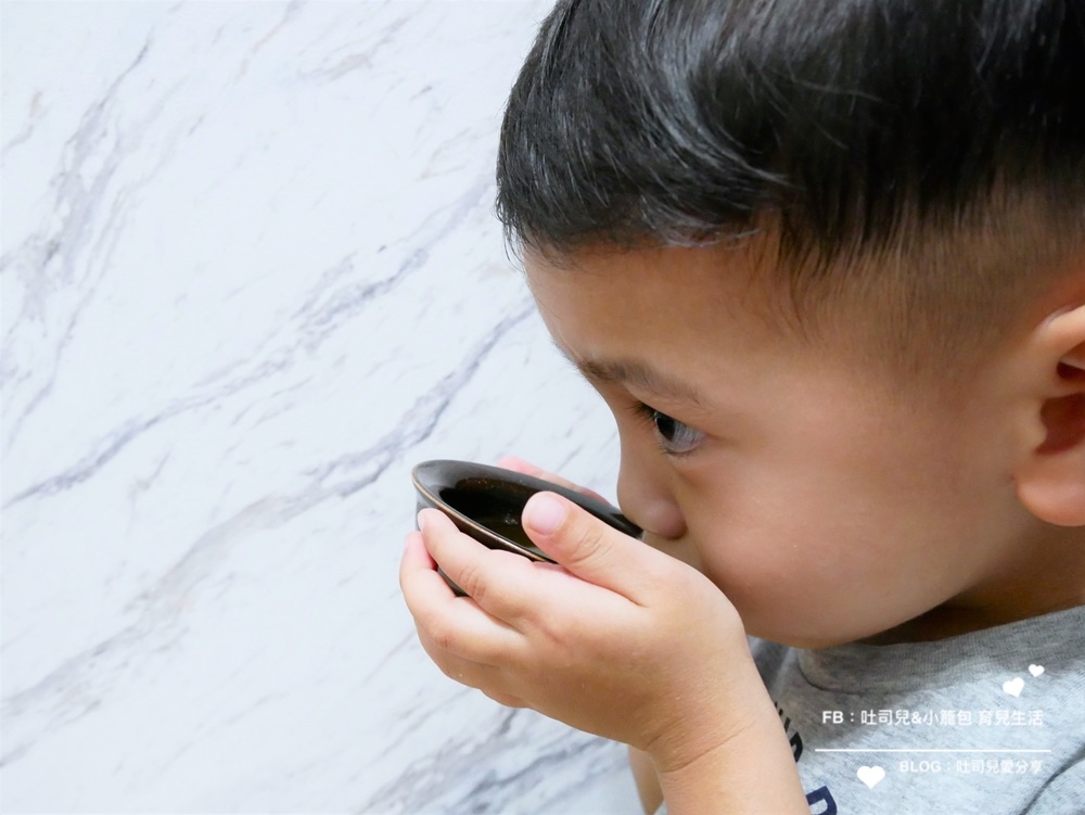 每天埋頭苦幹趕案子+熱血育兒(幾乎天天上親子課)，再加上三歲多的小籠包活動力一天比一天還可怕！在這段期間體驗到了曾國城強力推薦的芳茲日月養生滴雞精。在工作忙碌時可以省掉我燉雞湯的時間，隨開即飲或簡單隔水加熱就可以迅速幫我們補充體力。