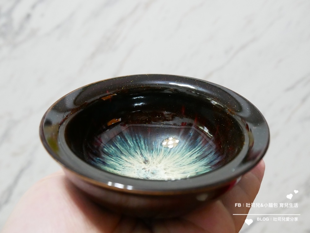 每天埋頭苦幹趕案子+熱血育兒(幾乎天天上親子課)，再加上三歲多的小籠包活動力一天比一天還可怕！在這段期間體驗到了曾國城強力推薦的芳茲日月養生滴雞精。在工作忙碌時可以省掉我燉雞湯的時間，隨開即飲或簡單隔水加熱就可以迅速幫我們補充體力。