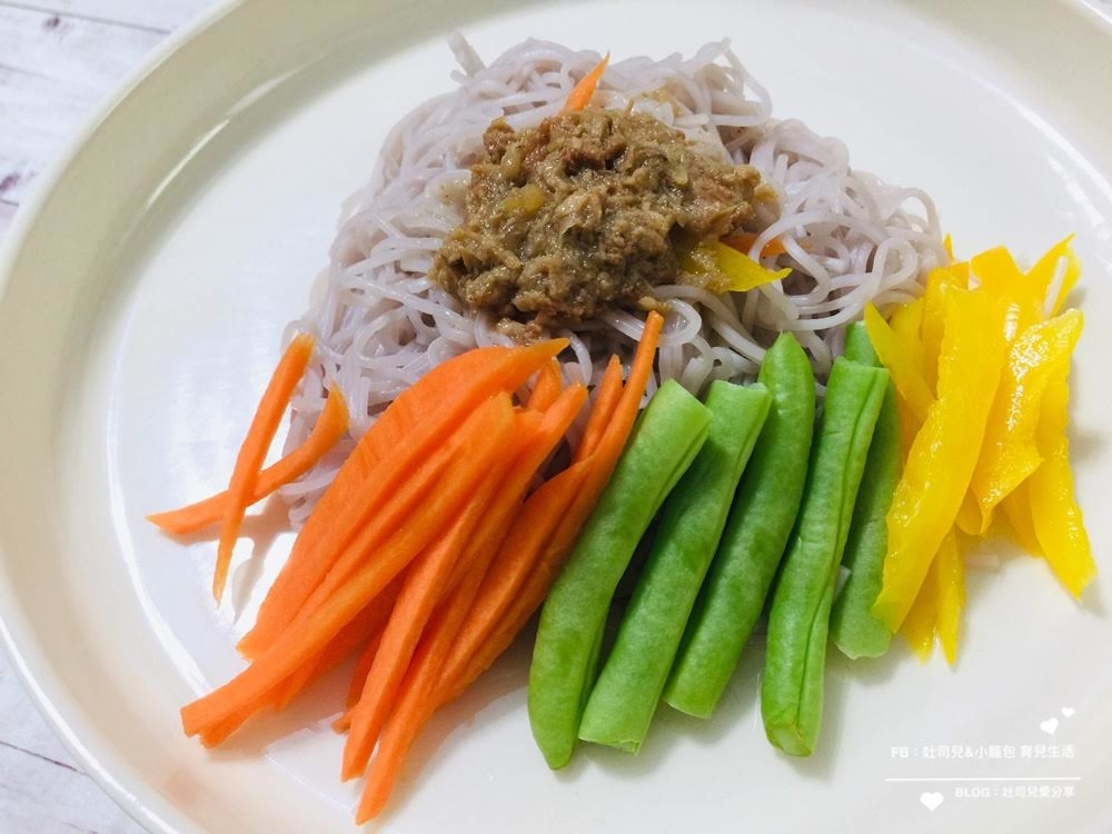 每天埋頭苦幹趕案子+熱血育兒(幾乎天天上親子課)，再加上三歲多的小籠包活動力一天比一天還可怕！在這段期間體驗到了曾國城強力推薦的芳茲日月養生滴雞精。在工作忙碌時可以省掉我燉雞湯的時間，隨開即飲或簡單隔水加熱就可以迅速幫我們補充體力。