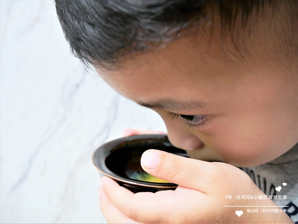 每天埋頭苦幹趕案子+熱血育兒(幾乎天天上親子課)，再加上三歲多的小籠包活動力一天比一天還可怕！在這段期間體驗到了曾國城強力推薦的芳茲日月養生滴雞精。在工作忙碌時可以省掉我燉雞湯的時間，隨開即飲或簡單隔水加熱就可以迅速幫我們補充體力。