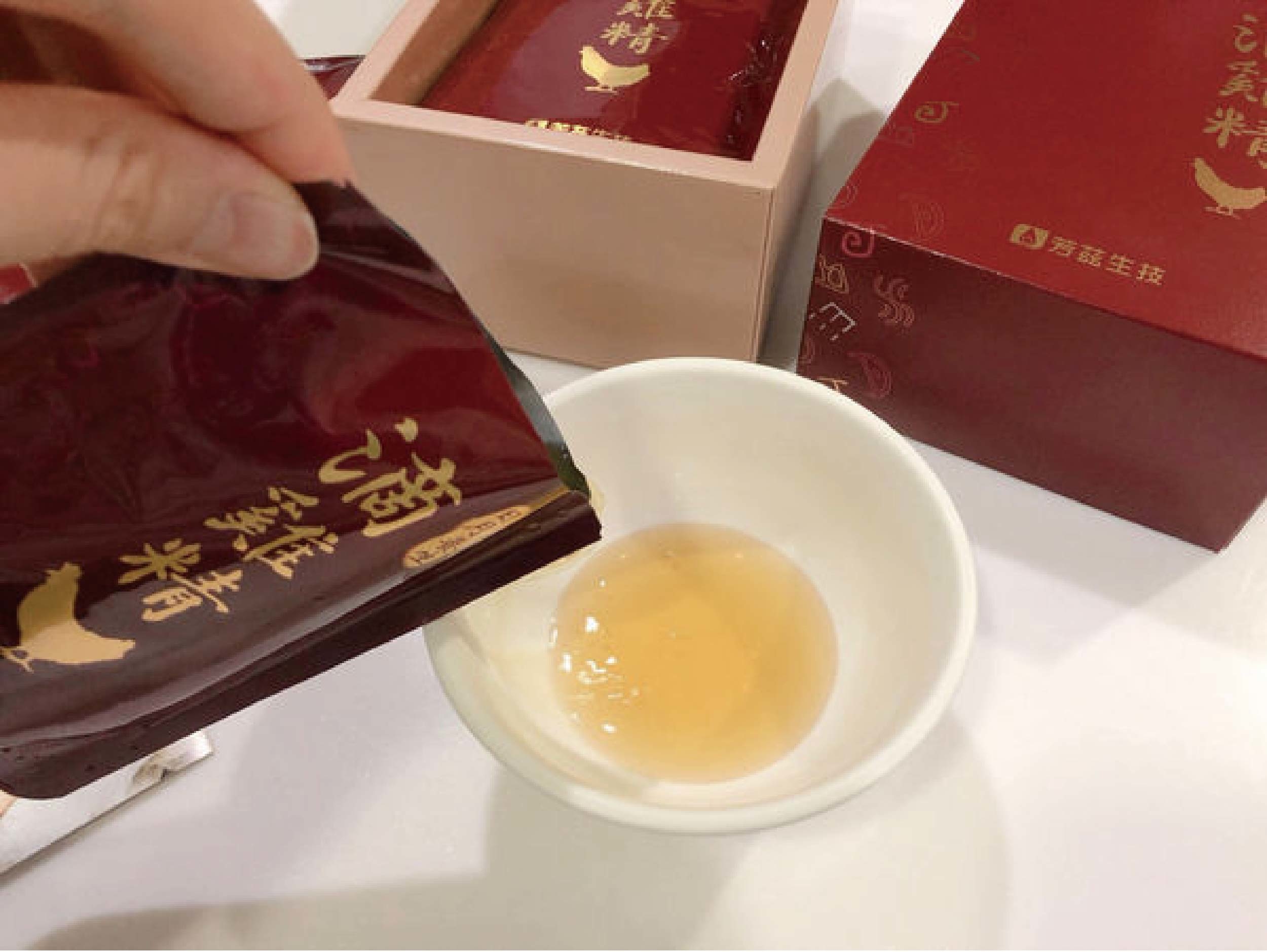 天氣轉涼又到了冬季進補的時節，要分享是由食品大廠波蜜旗下，生技公司芳茲研發的日月養生滴雞精，芳茲在滴雞精製造過程中嚴格把關，讓全家大小喝起來更加安心又補到身子