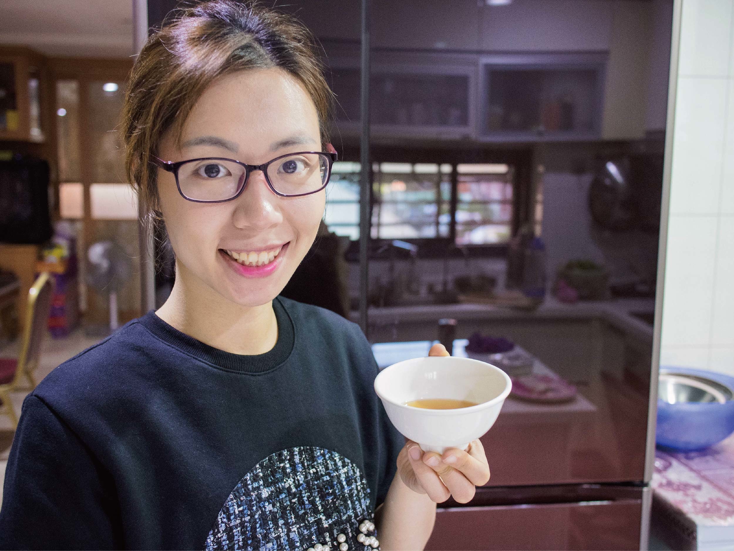 天氣轉涼又到了冬季進補的時節，要分享是由食品大廠波蜜旗下，生技公司芳茲研發的日月養生滴雞精，芳茲在滴雞精製造過程中嚴格把關，讓全家大小喝起來更加安心又補到身子