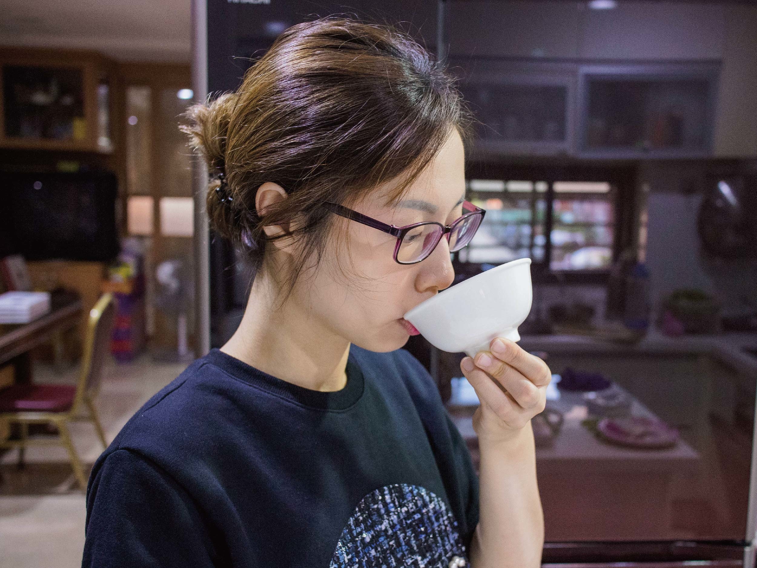 天氣轉涼又到了冬季進補的時節，要分享是由食品大廠波蜜旗下，生技公司芳茲研發的日月養生滴雞精，芳茲在滴雞精製造過程中嚴格把關，讓全家大小喝起來更加安心又補到身子