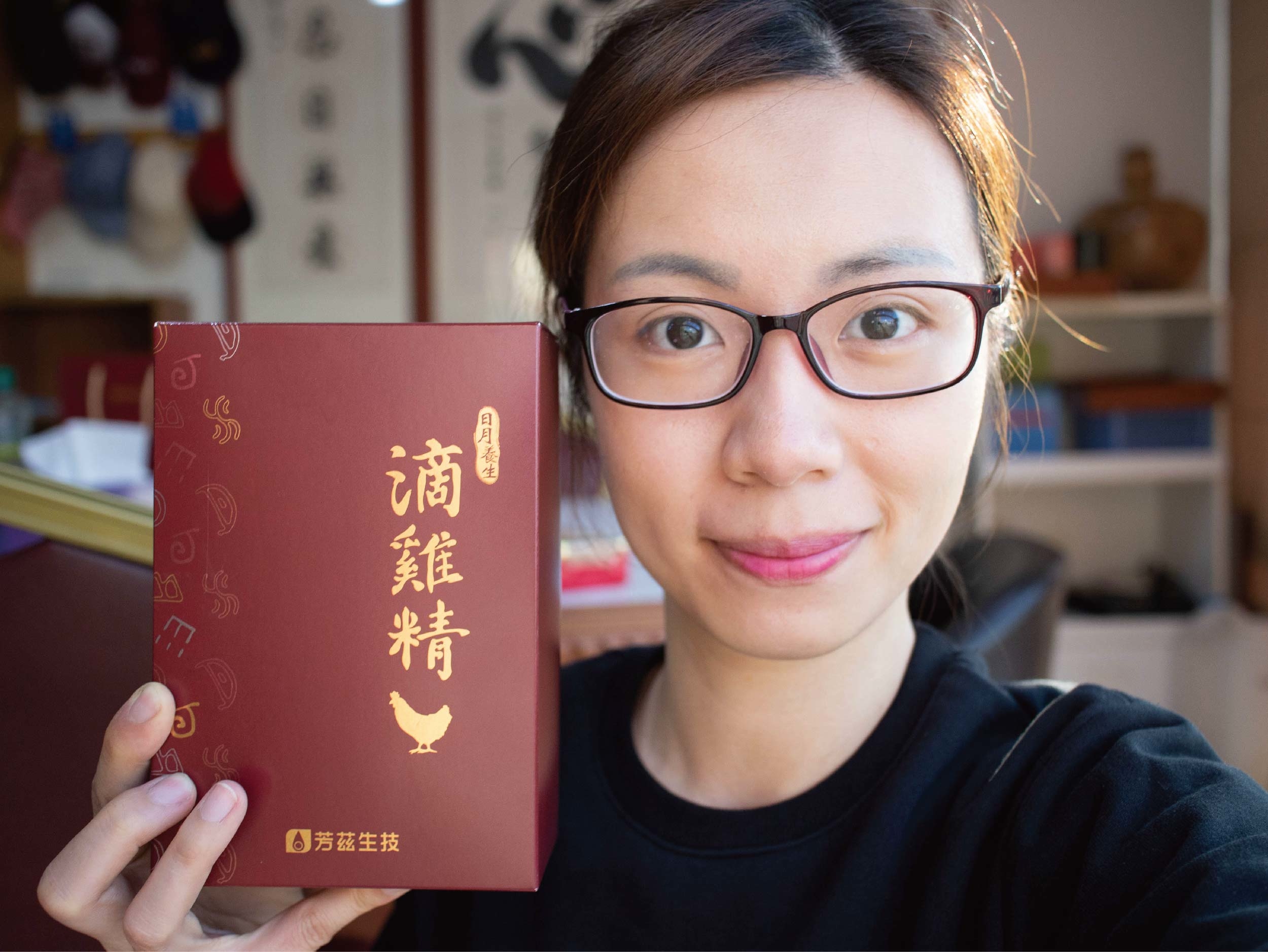 天氣轉涼又到了冬季進補的時節，要分享是由食品大廠波蜜旗下，生技公司芳茲研發的日月養生滴雞精，芳茲在滴雞精製造過程中嚴格把關，讓全家大小喝起來更加安心又補到身子