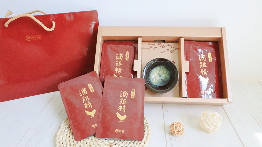 滴雞精近年來廣受市場歡迎，但大大小小的品牌，該怎麼選呢? 小娃媽建議大家還是從大品牌下手相對有保障。後來才知道，原來”芳茲生技”是由我們從小便熟悉的”波蜜”大廠所生產製造，今年還有藝人曾國城代言滴雞精加持，感覺品質經過層層把關又多了一份安心。