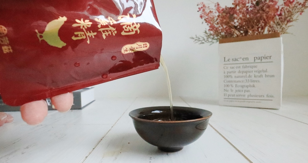 滴雞精近年來廣受市場歡迎，但大大小小的品牌，該怎麼選呢? 小娃媽建議大家還是從大品牌下手相對有保障。後來才知道，原來”芳茲生技”是由我們從小便熟悉的”波蜜”大廠所生產製造，今年還有藝人曾國城代言滴雞精加持，感覺品質經過層層把關又多了一份安心。