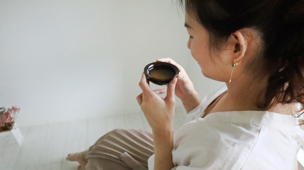 滴雞精近年來廣受市場歡迎，但大大小小的品牌，該怎麼選呢? 小娃媽建議大家還是從大品牌下手相對有保障。後來才知道，原來”芳茲生技”是由我們從小便熟悉的”波蜜”大廠所生產製造，今年還有藝人曾國城代言滴雞精加持，感覺品質經過層層把關又多了一份安心。