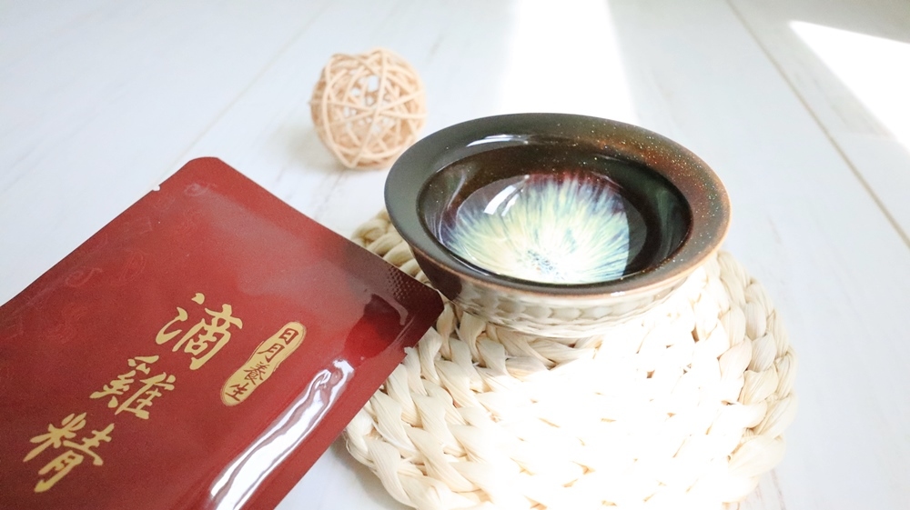 滴雞精近年來廣受市場歡迎，但大大小小的品牌，該怎麼選呢? 小娃媽建議大家還是從大品牌下手相對有保障。後來才知道，原來”芳茲生技”是由我們從小便熟悉的”波蜜”大廠所生產製造，今年還有藝人曾國城代言滴雞精加持，感覺品質經過層層把關又多了一份安心。