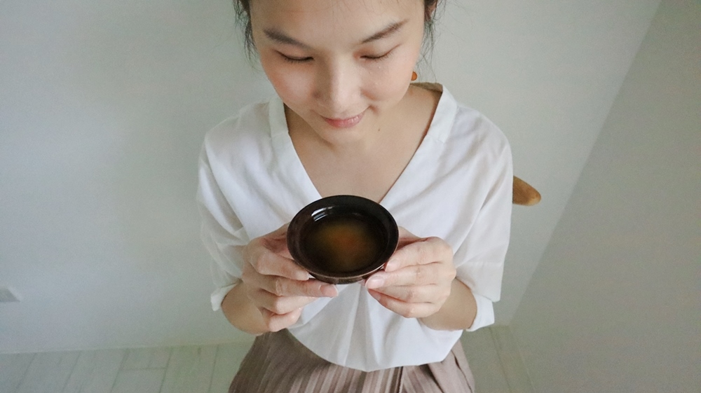 滴雞精近年來廣受市場歡迎，但大大小小的品牌，該怎麼選呢? 小娃媽建議大家還是從大品牌下手相對有保障。後來才知道，原來”芳茲生技”是由我們從小便熟悉的”波蜜”大廠所生產製造，今年還有藝人曾國城代言滴雞精加持，感覺品質經過層層把關又多了一份安心。