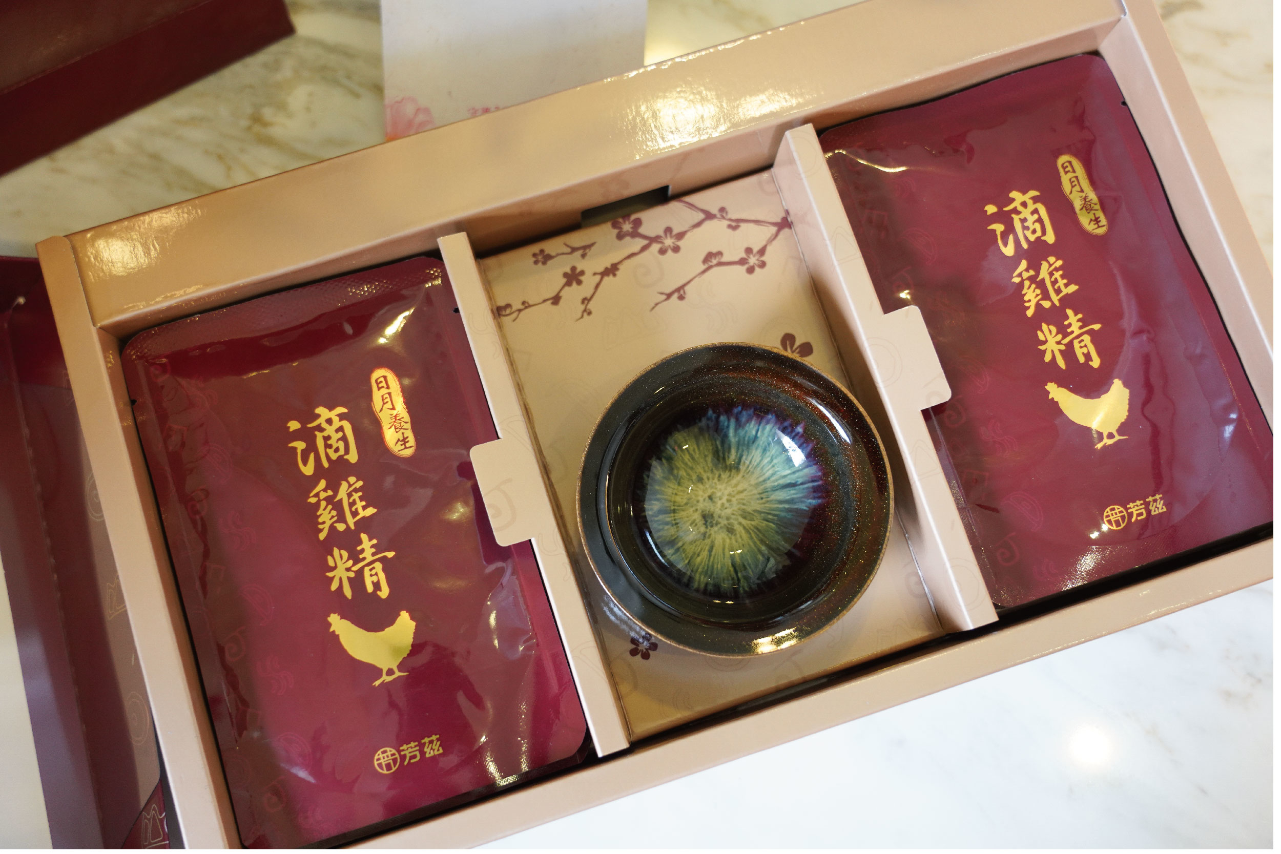 一整天的營養來源的開啟，就是早餐，所以這時候要挑選營養價值高負擔少的給孩子補充滿滿養分才行，來自芳茲生技日月養生滴雞精，採用高溫滅菌，SGS合格檢驗，還能常溫保存，只要加熱飲用真的覺得超方便，而且是曾國城代言滴雞精，品質有保障看了就很安心。