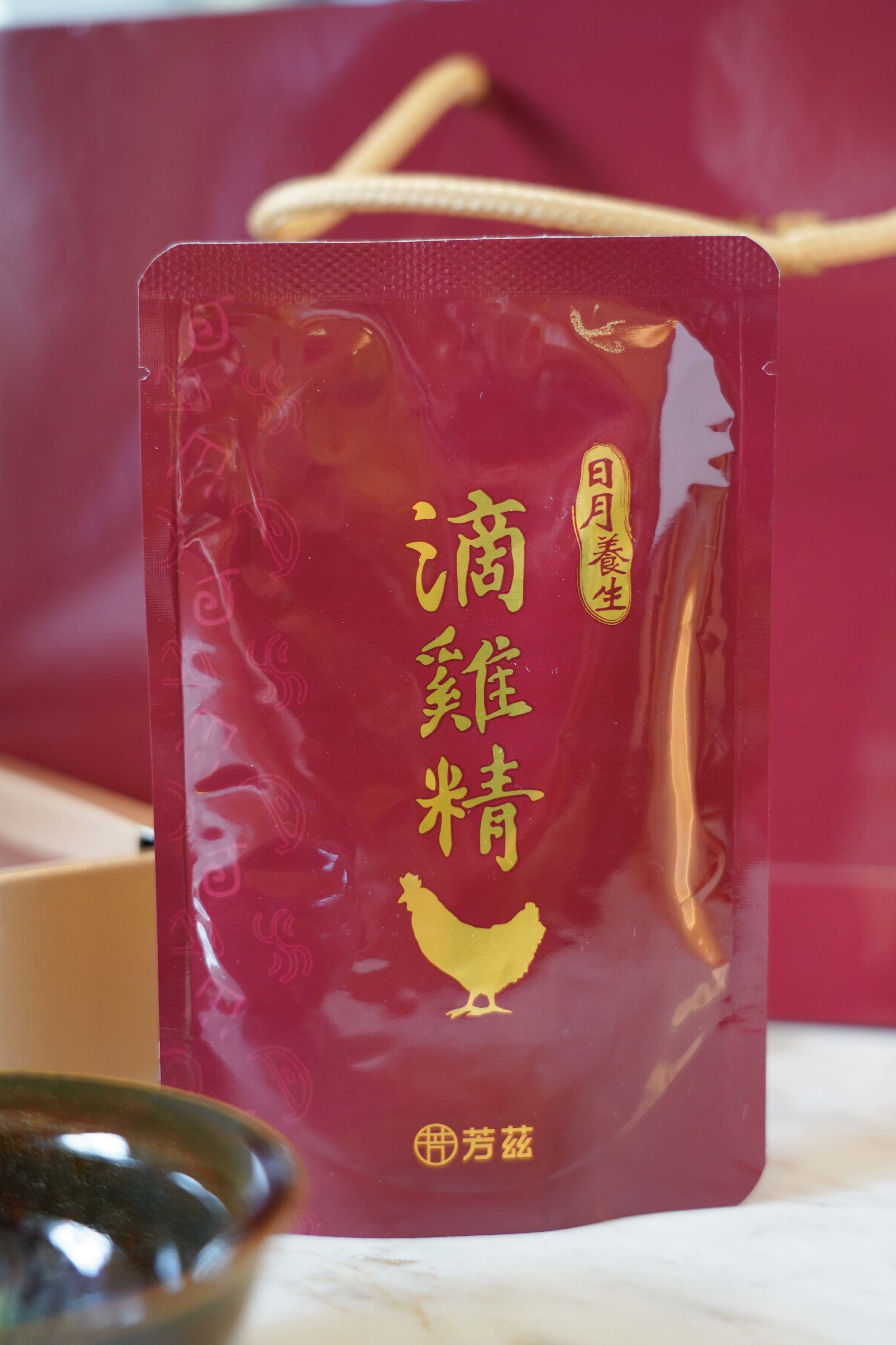 一整天的營養來源的開啟，就是早餐，所以這時候要挑選營養價值高負擔少的給孩子補充滿滿養分才行，來自芳茲生技日月養生滴雞精，採用高溫滅菌，SGS合格檢驗，還能常溫保存，只要加熱飲用真的覺得超方便，而且是曾國城代言滴雞精，品質有保障看了就很安心。