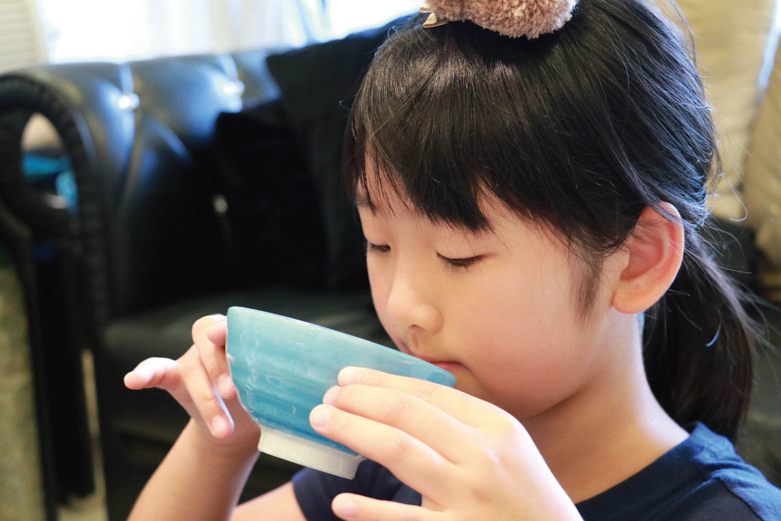 一整天的營養來源的開啟，就是早餐，所以這時候要挑選營養價值高負擔少的給孩子補充滿滿養分才行，來自芳茲生技日月養生滴雞精，採用高溫滅菌，SGS合格檢驗，還能常溫保存，只要加熱飲用真的覺得超方便，而且是曾國城代言滴雞精，品質有保障看了就很安心。