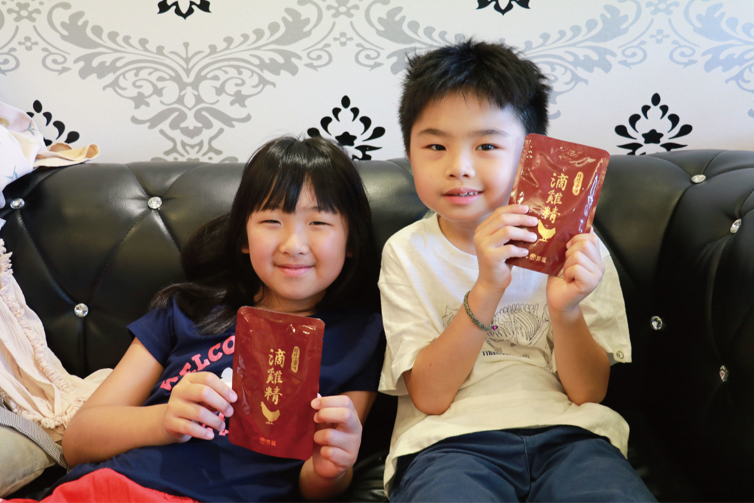 一整天的營養來源的開啟，就是早餐，所以這時候要挑選營養價值高負擔少的給孩子補充滿滿養分才行，來自芳茲生技日月養生滴雞精，採用高溫滅菌，SGS合格檢驗，還能常溫保存，只要加熱飲用真的覺得超方便，而且是曾國城代言滴雞精，品質有保障看了就很安心。