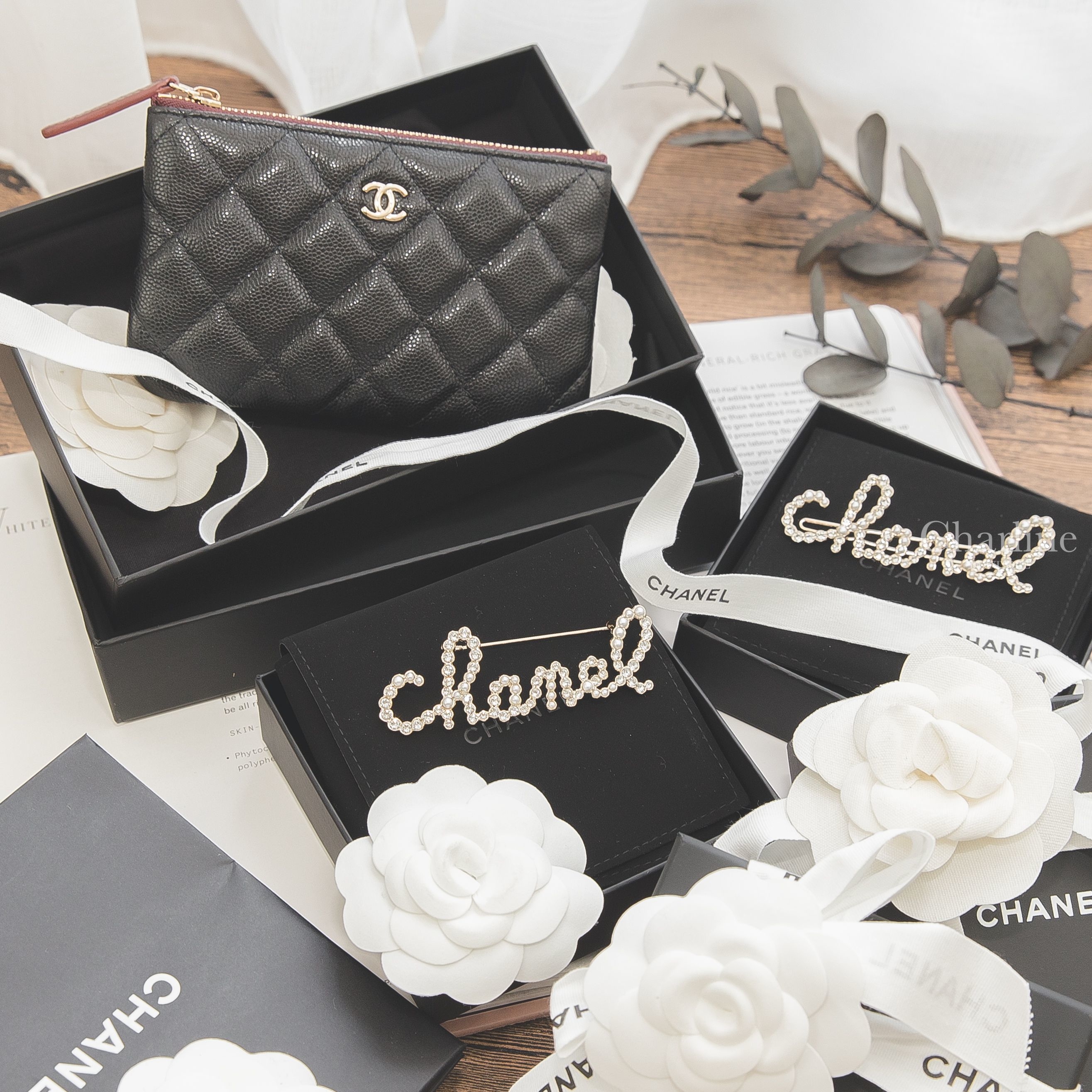 Chanel Pouch 黑色金CC酒紅內裡荔枝紋零錢包,Chanel Brooch 金色水鑽拼珍珠 Chanel 字樣胸針,Chanel  Accessories 金色水鑽拼珍珠 Chanel 字樣髮飾-Charline Boutique 精品代購
