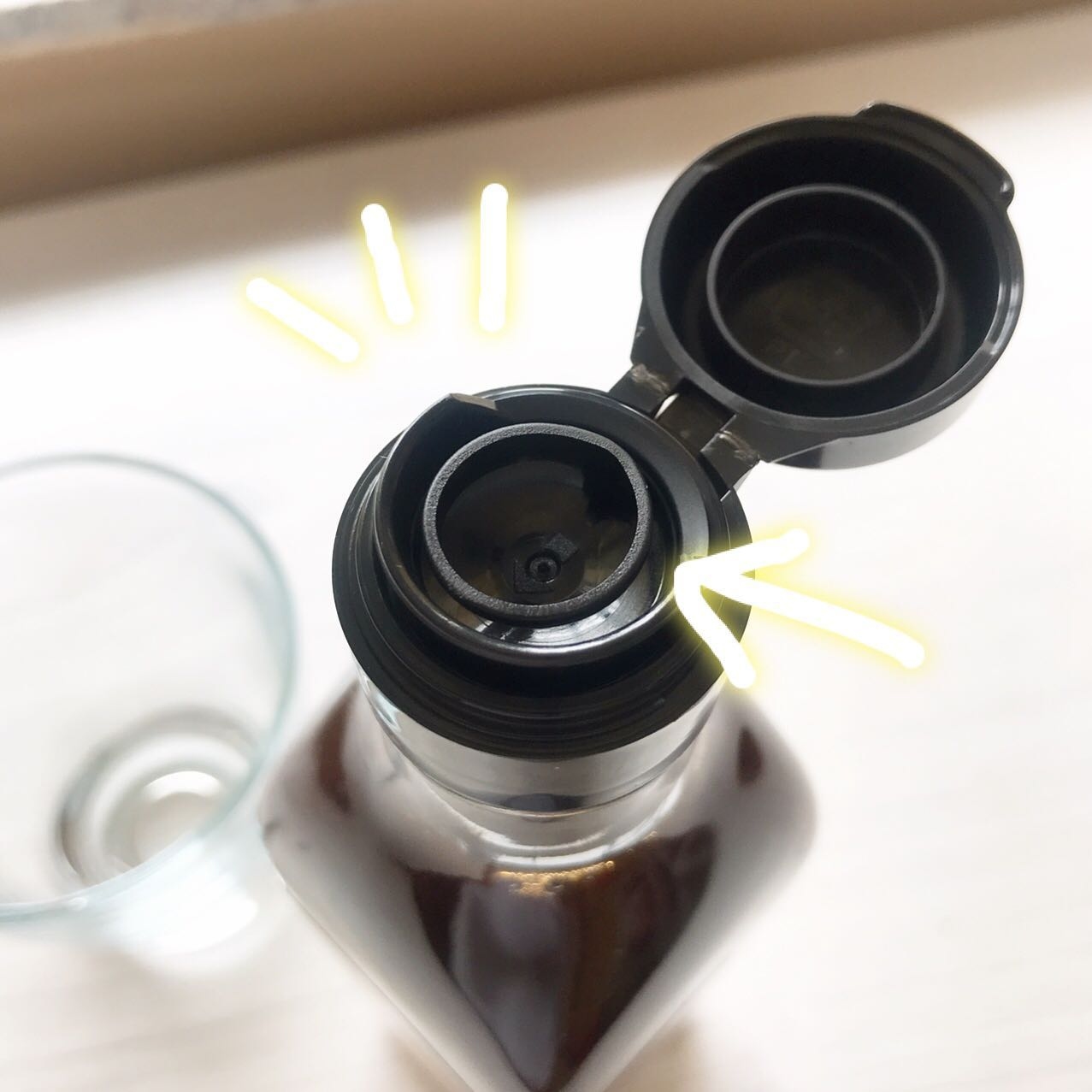 玻璃瓶身包裝能保持產品不易變質，  打開瓶蓋還有拉環封口，  確保從未開封安全衞生。