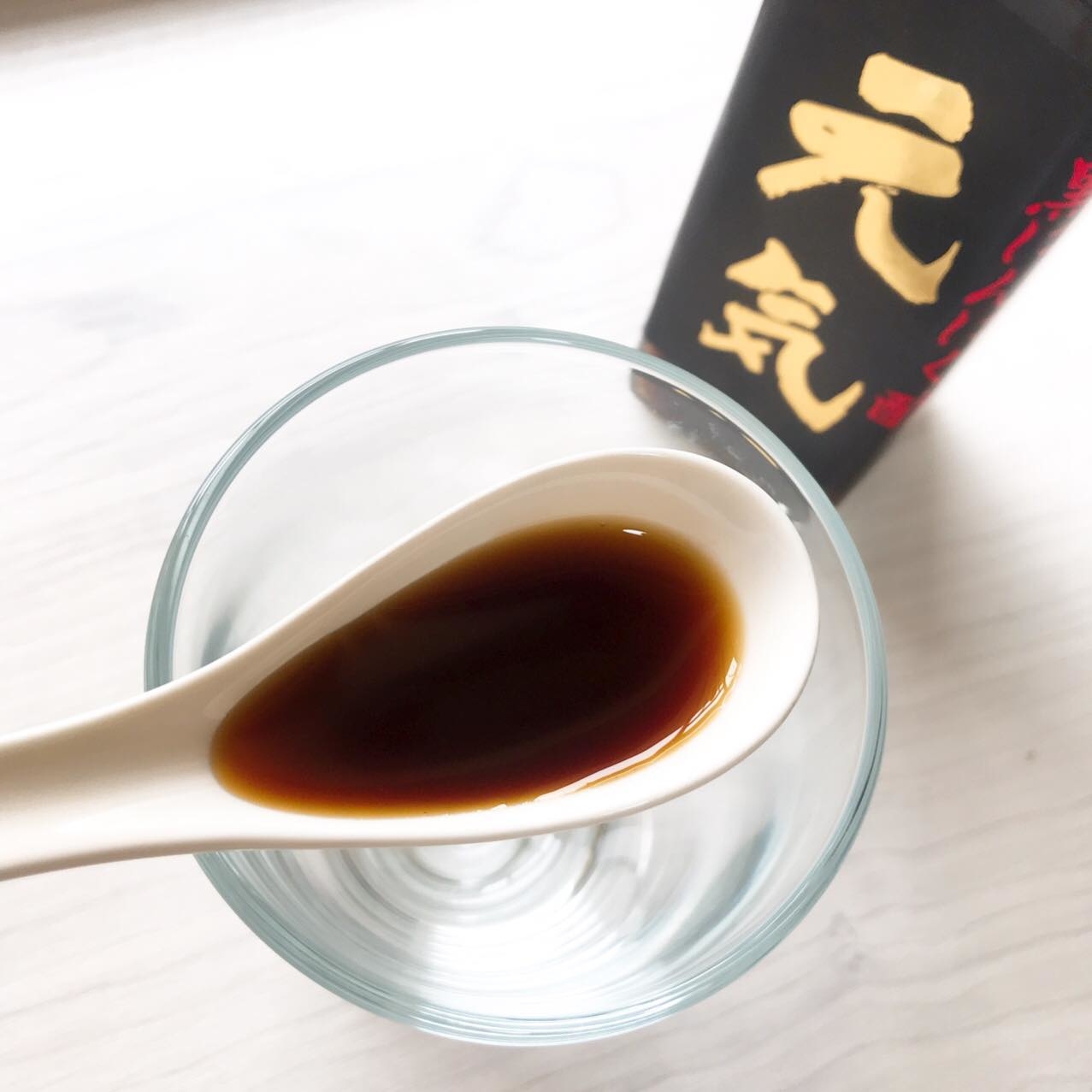 每日可飲用1-2次，  搖勻後取20-30毫升，  加冷/常溫水稀釋約200-250毫升，  記得不要用熱水稀䆁啊！  因為黑蒜黑醋以天然成分發酵而成，  瓶底有沉澱物屬成常，  飲用前搖勻即可。  (開封前存放陰涼處，開封後需冷藏)