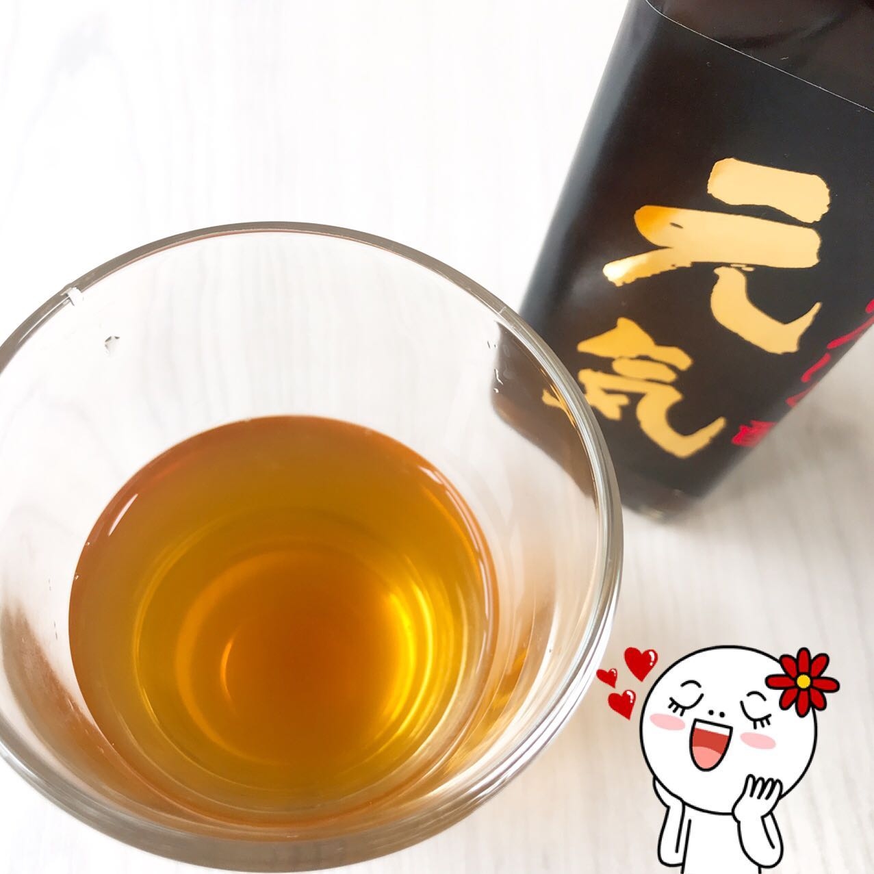 琥珀色的黑蒜黑醋遠遠已聞到醋香，  入口有淡淡蒜味，  整體味道不會太濃烈，  初次嚐試也容易接受。  醋和蒜都能殺菌最適合現在抗疫時期，  宅兔當然會跟家人一起分享啦！  娘親大人覺得酸酸的飯前飲很開胃，  老爸認為飯後飲更能幫助消化