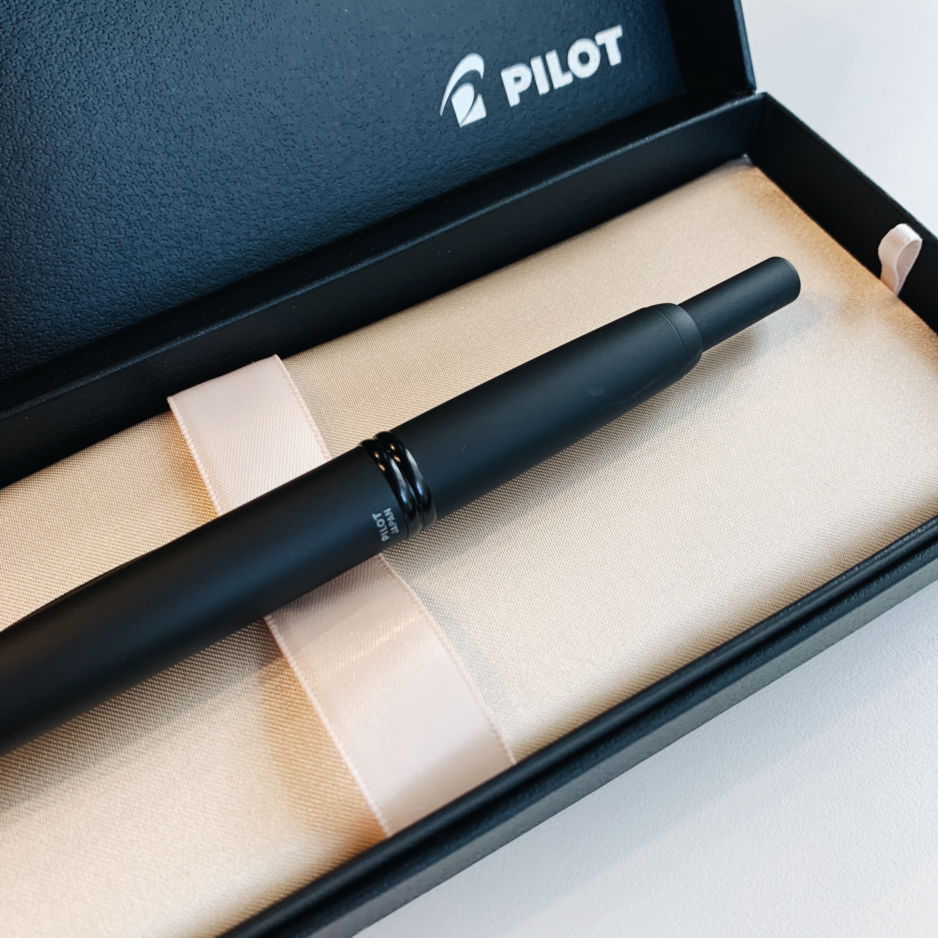 百樂 capless 黑武士18k尖，按壓式鋼筆