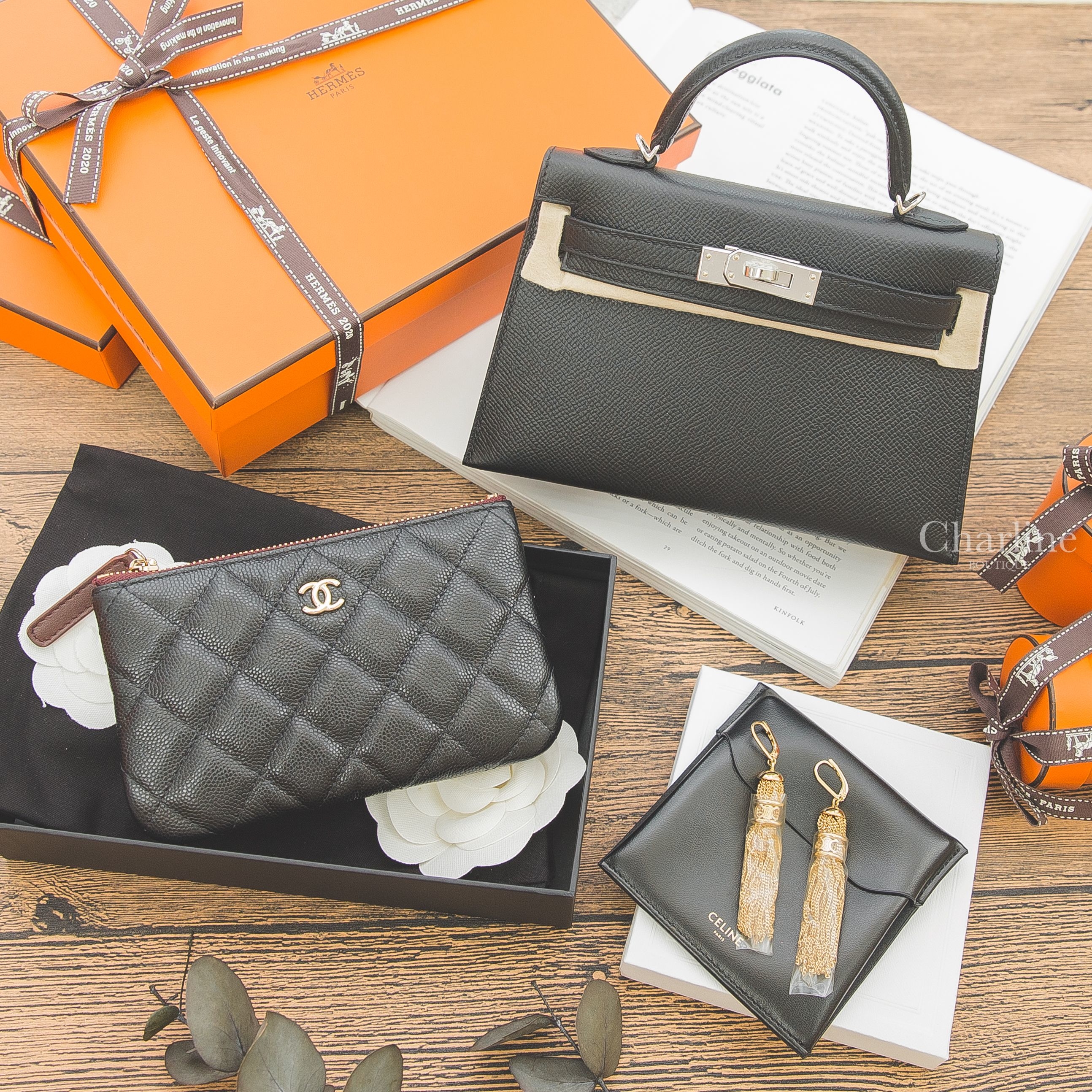 Hermès Mini Kelly 黑色銀釦迷你凱莉包,Chanel Mini Pouch 黑色金CC酒紅內裡荔枝菱格紋拉鍊零錢包,Celine  Earrings 金色凱旋門流蘇垂墜耳環-Charline Boutique 精品代購