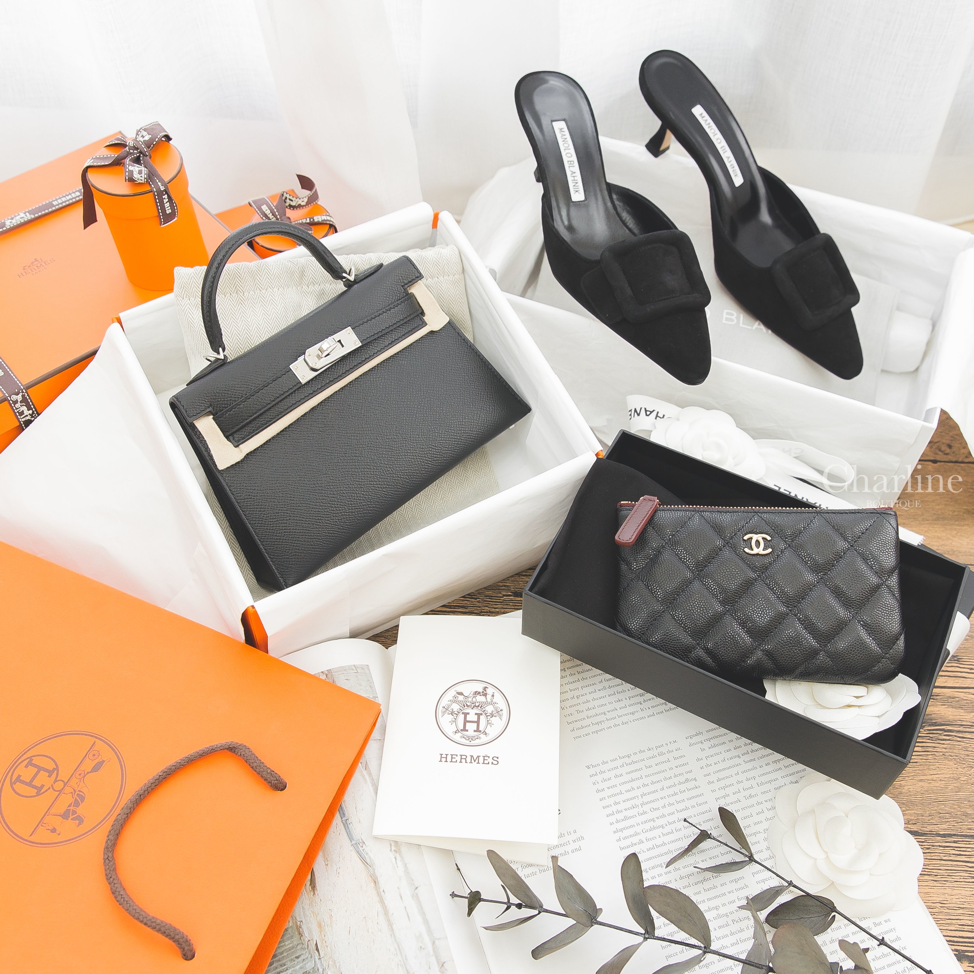Hermès Mini Kelly 黑色銀釦,Chanel Mini Pouch 黑色金CC酒紅內裡荔枝菱格紋拉鍊零錢包,Manolo Blahnik Maysale 黑色方釦麂皮5cm細跟穆勒鞋-Charline Boutique 精品代購