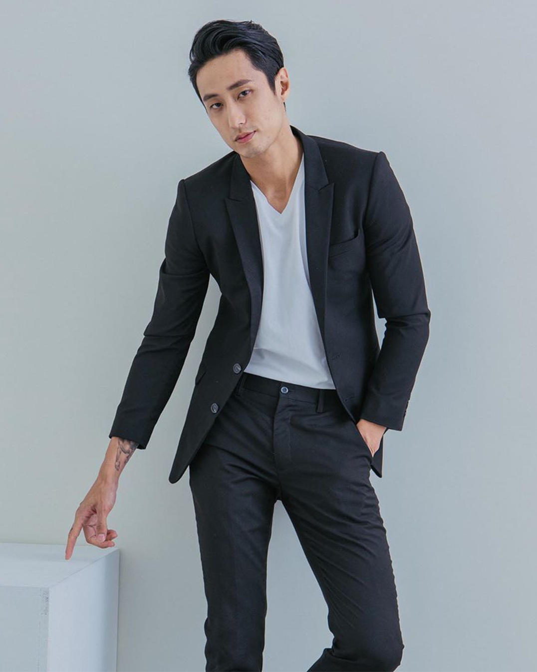 V領白T搭配西裝外套,炎炎夏日也能舒服又正式