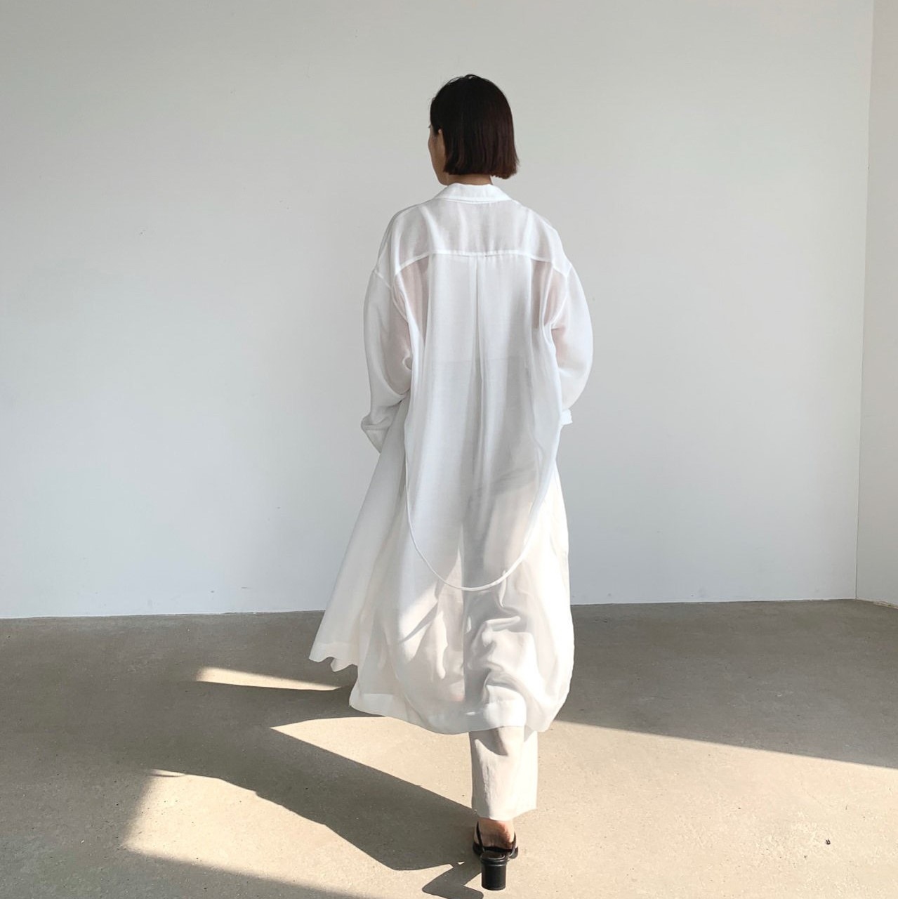 附綁帶顯瘦側開衩時髦透長襯罩衫(白)