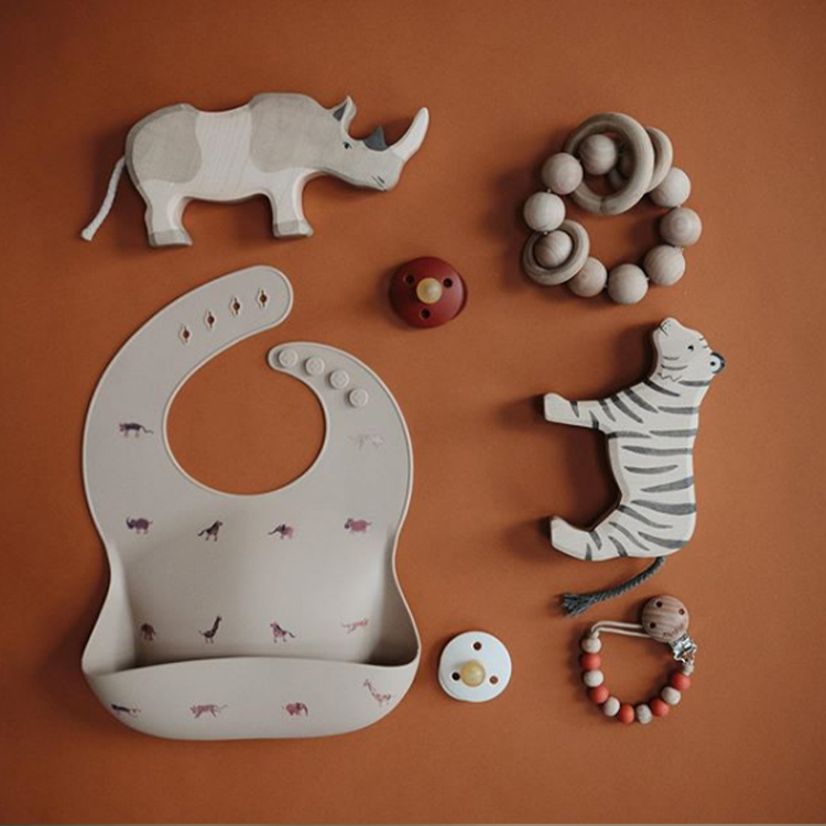 MUSHIE - 立體矽膠圍兜（Brown Safari）