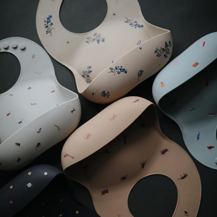 MUSHIE - 立體矽膠圍兜（Grey Safari）