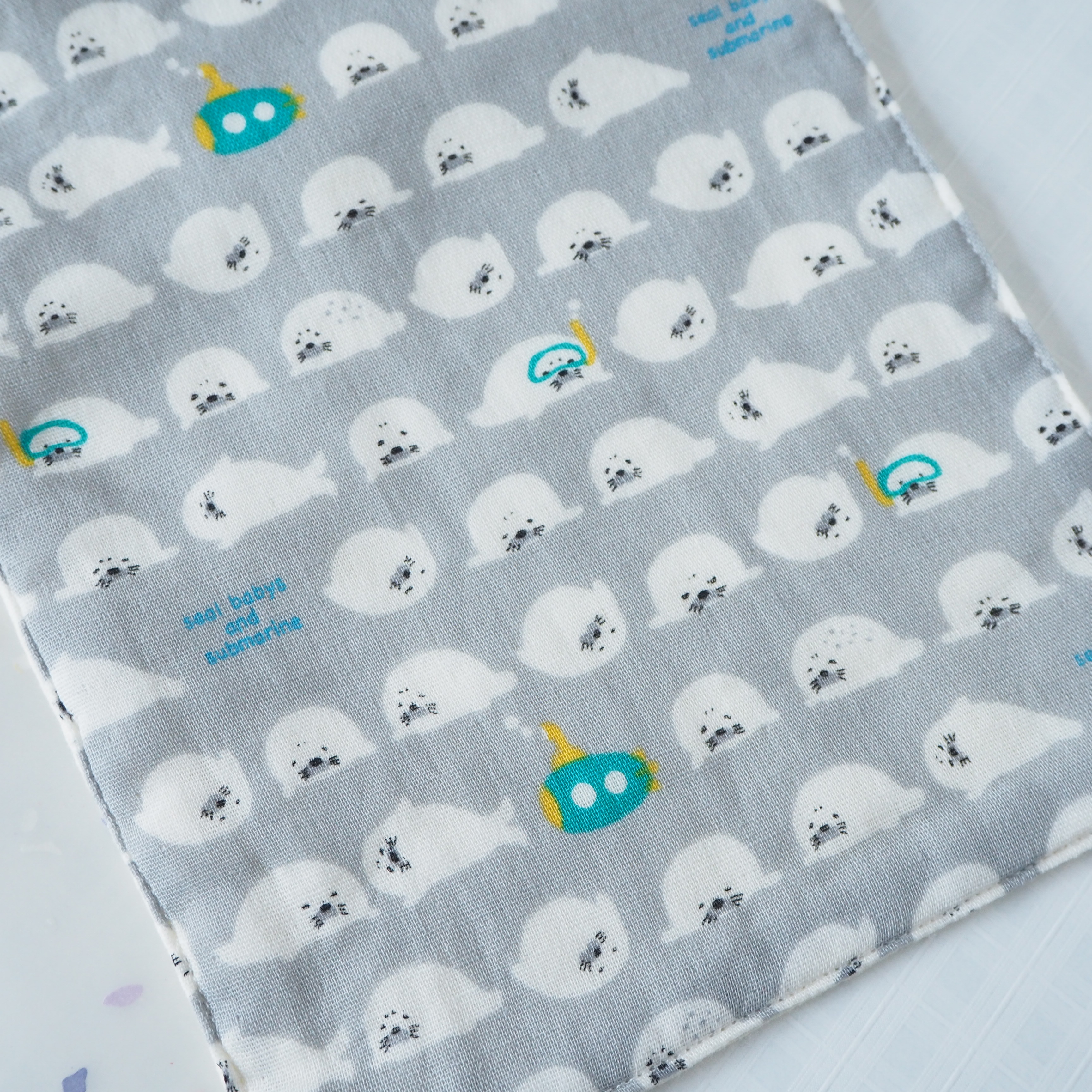 灰色海獅圖案汗巾