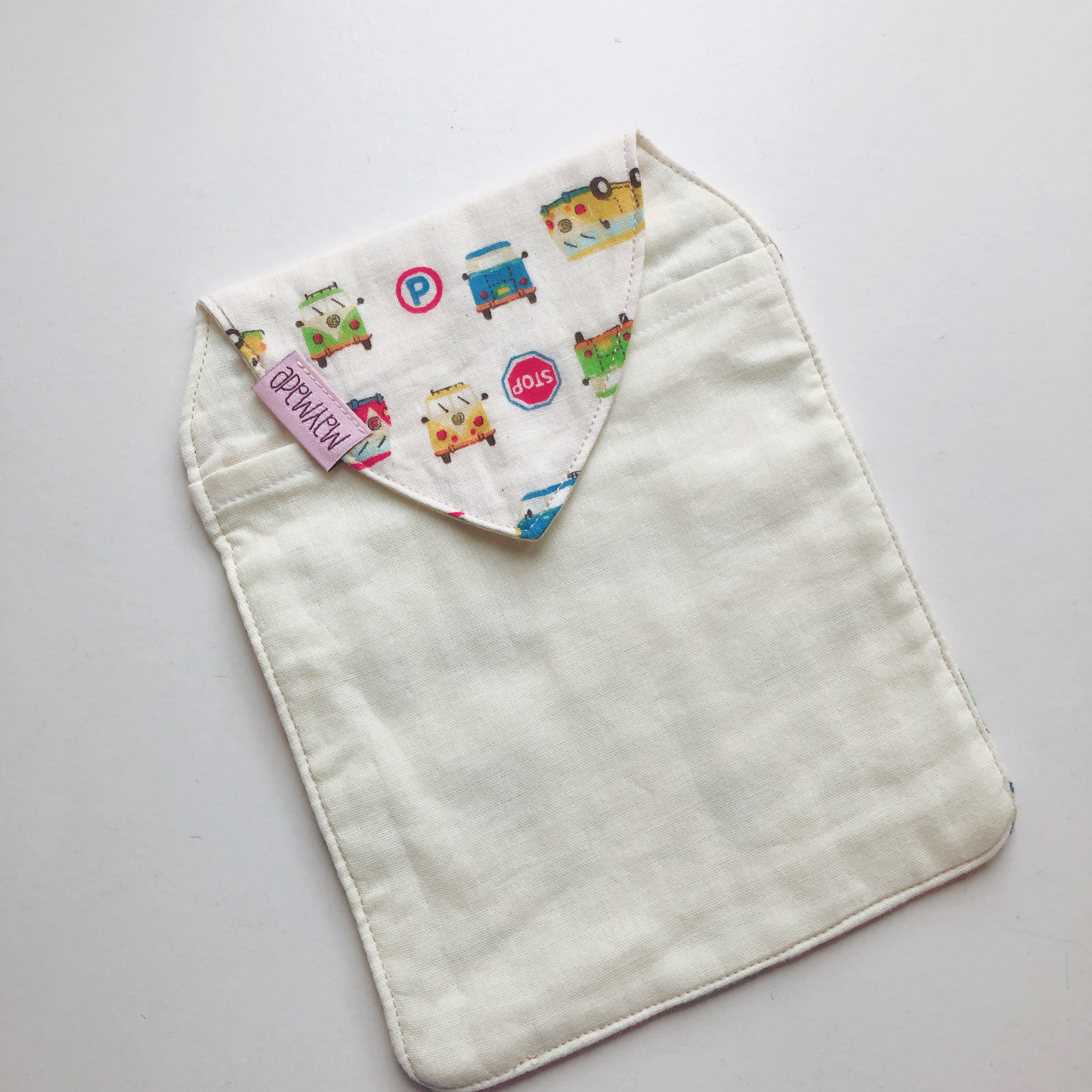 米白色巴士圖案汗巾