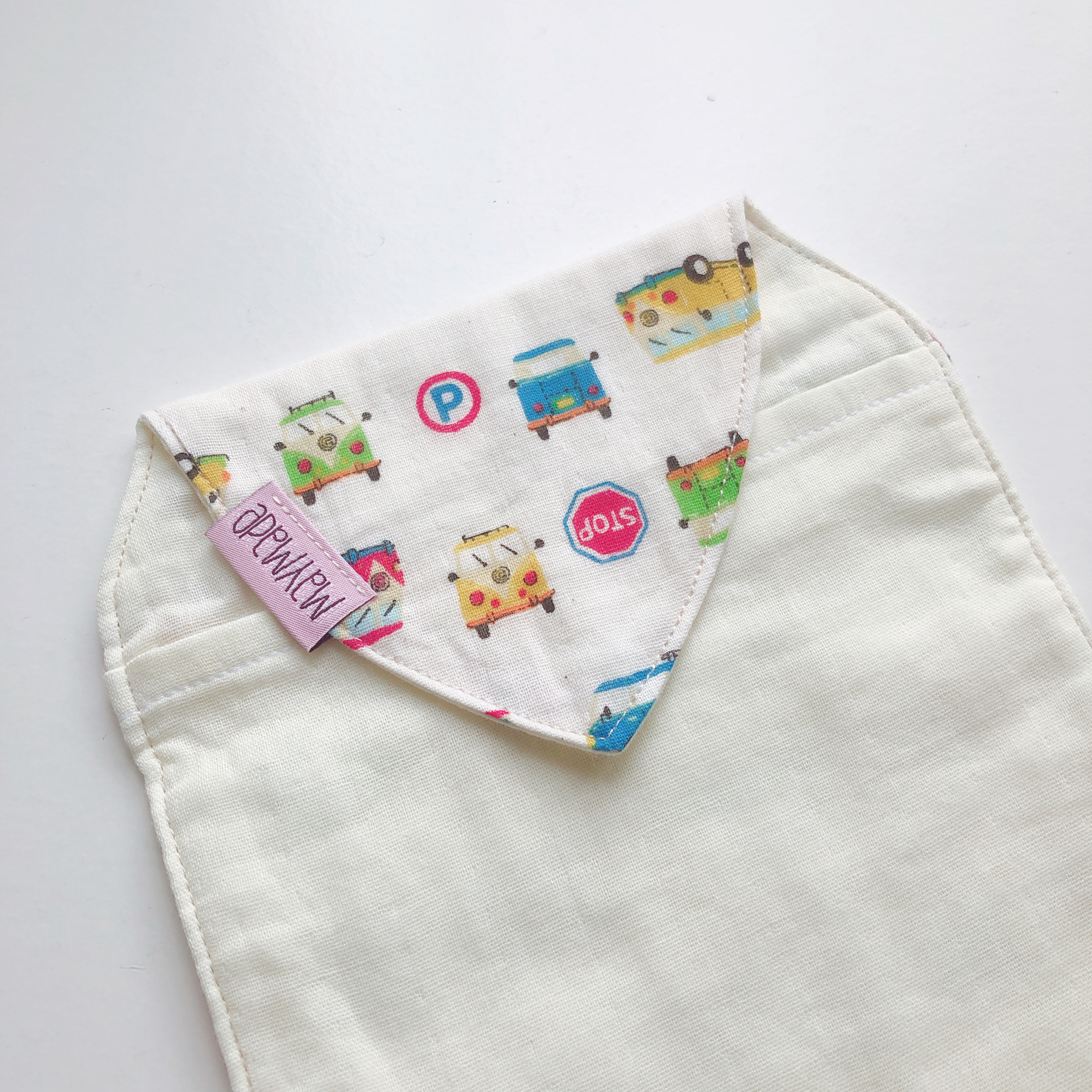 米白色巴士圖案汗巾