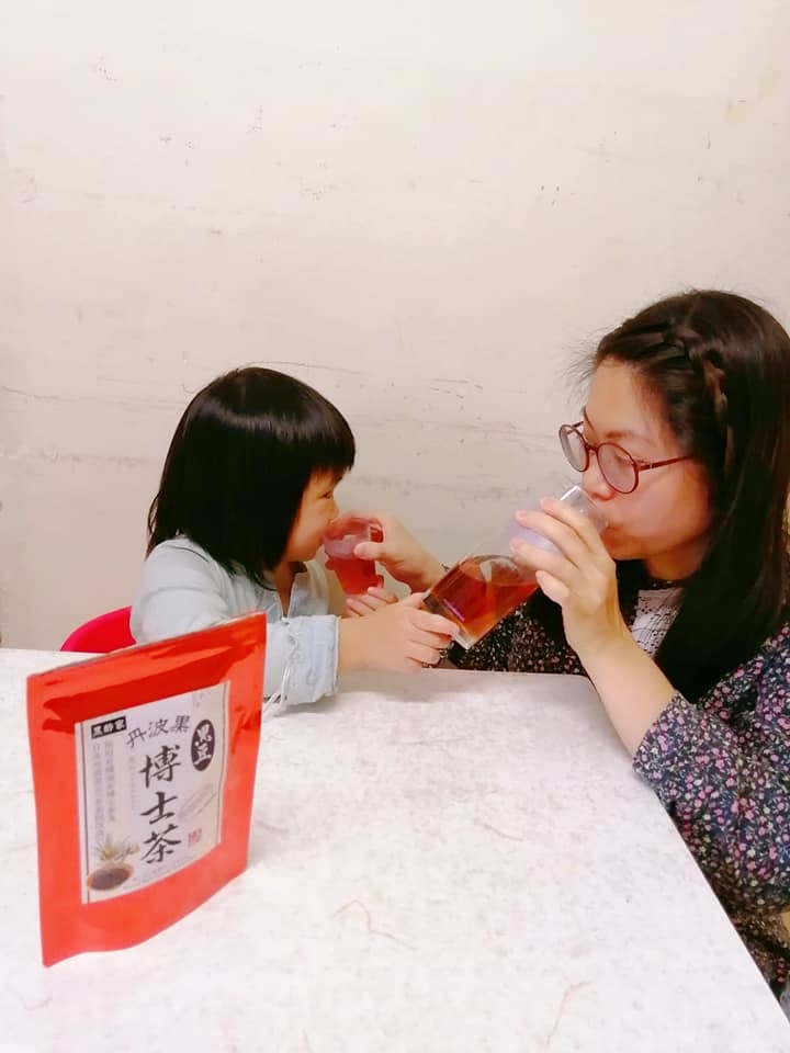 人大咗。冇咁鍾意飲凍嘢。反而喜歡鍾意飲熱茶。暖胃又舒服。  我飲熱茶既時候。kelly成日都話想飲埋有一份。 但平時嗰啲有咖啡因，梗係唔可以畀佢飲啦 。所以今次我就買咗 黑酢家既 #無咖啡因、#無添加 黑豆博士茶咁就可以 同kelly一齊飲啦