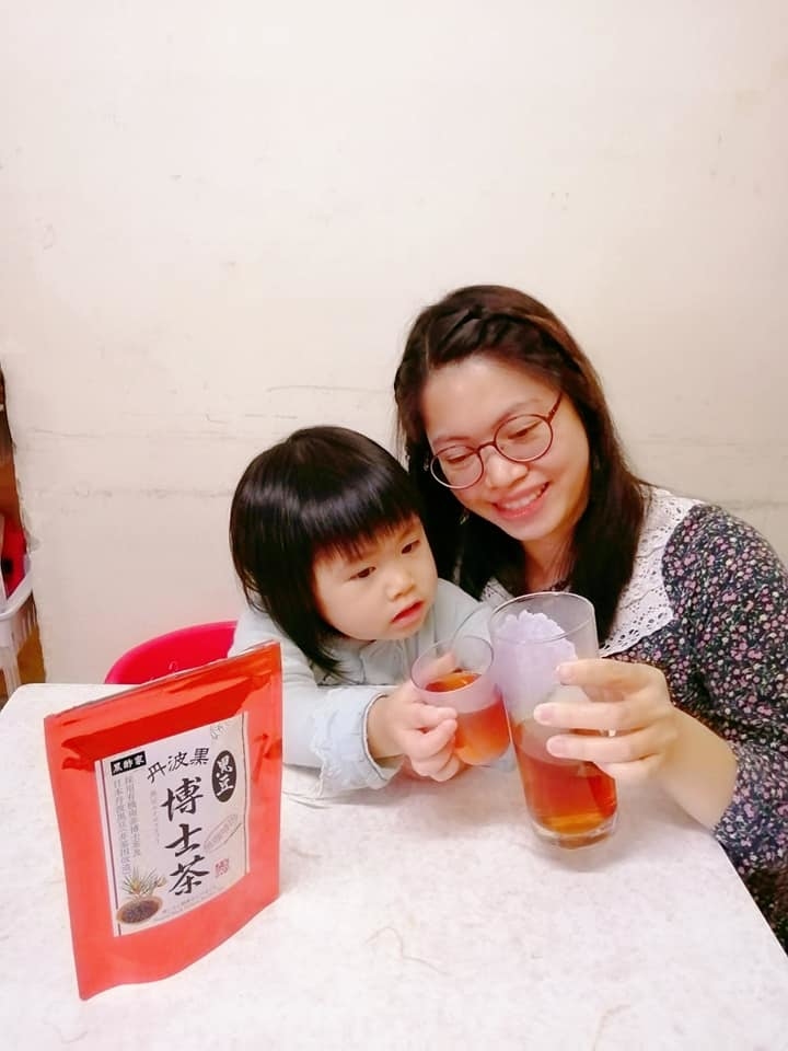 其實最主要係因為黑豆博士茶有助增強小朋友🧒同大人既抵抗力。 當中博士茶係天然草本，可以幫助小朋友#改善鼻敏感 同 #皮膚過敏。#丹波黑豆 啱曬我地C9兵團最想要既 #消脂纖體、#排毒美容
