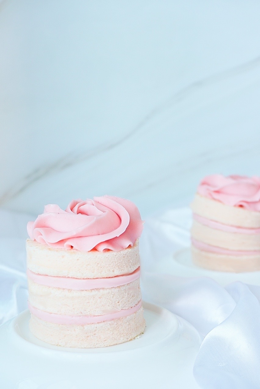 迷你紅桑子奶油霜蛋糕