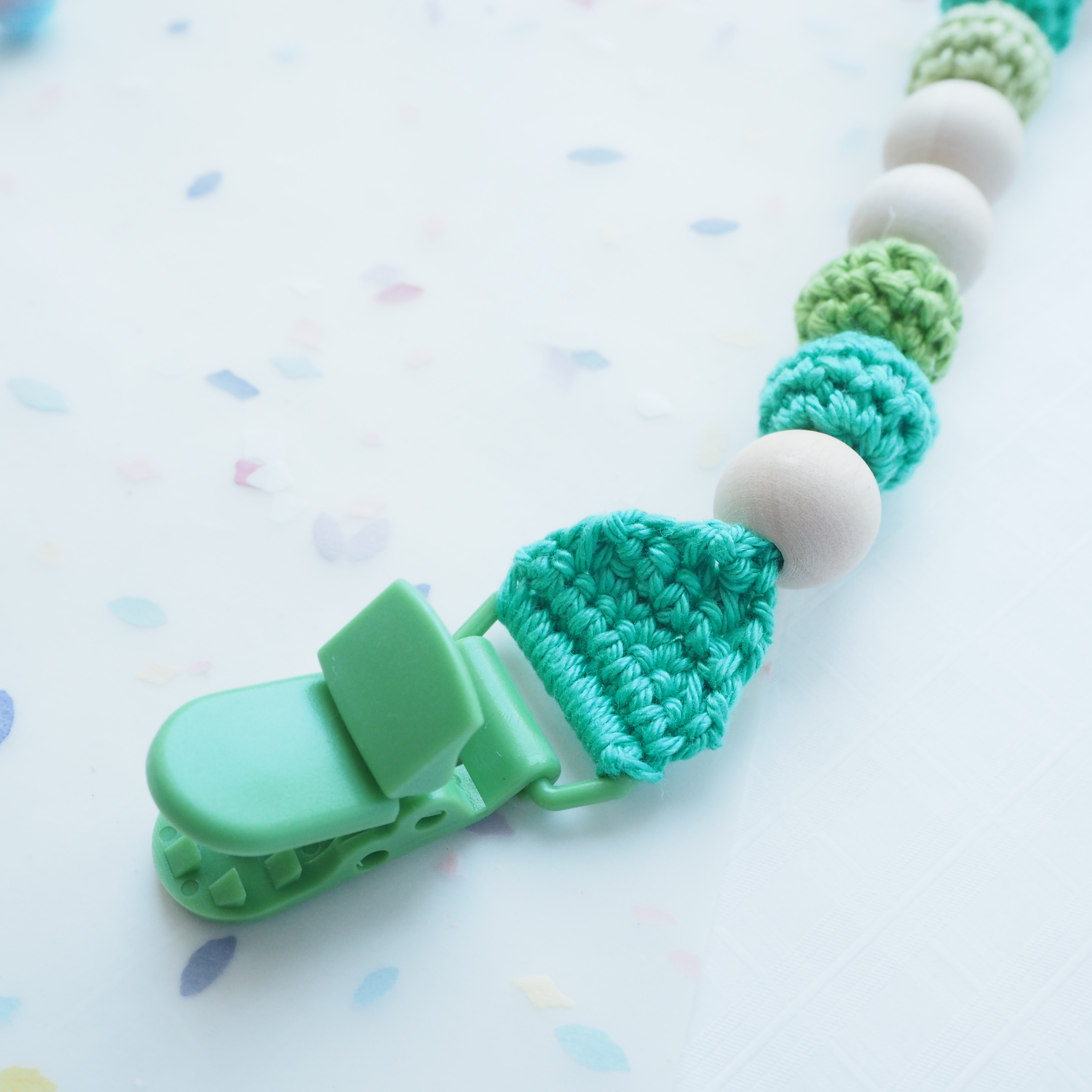 鈎織奶咀夾-八月