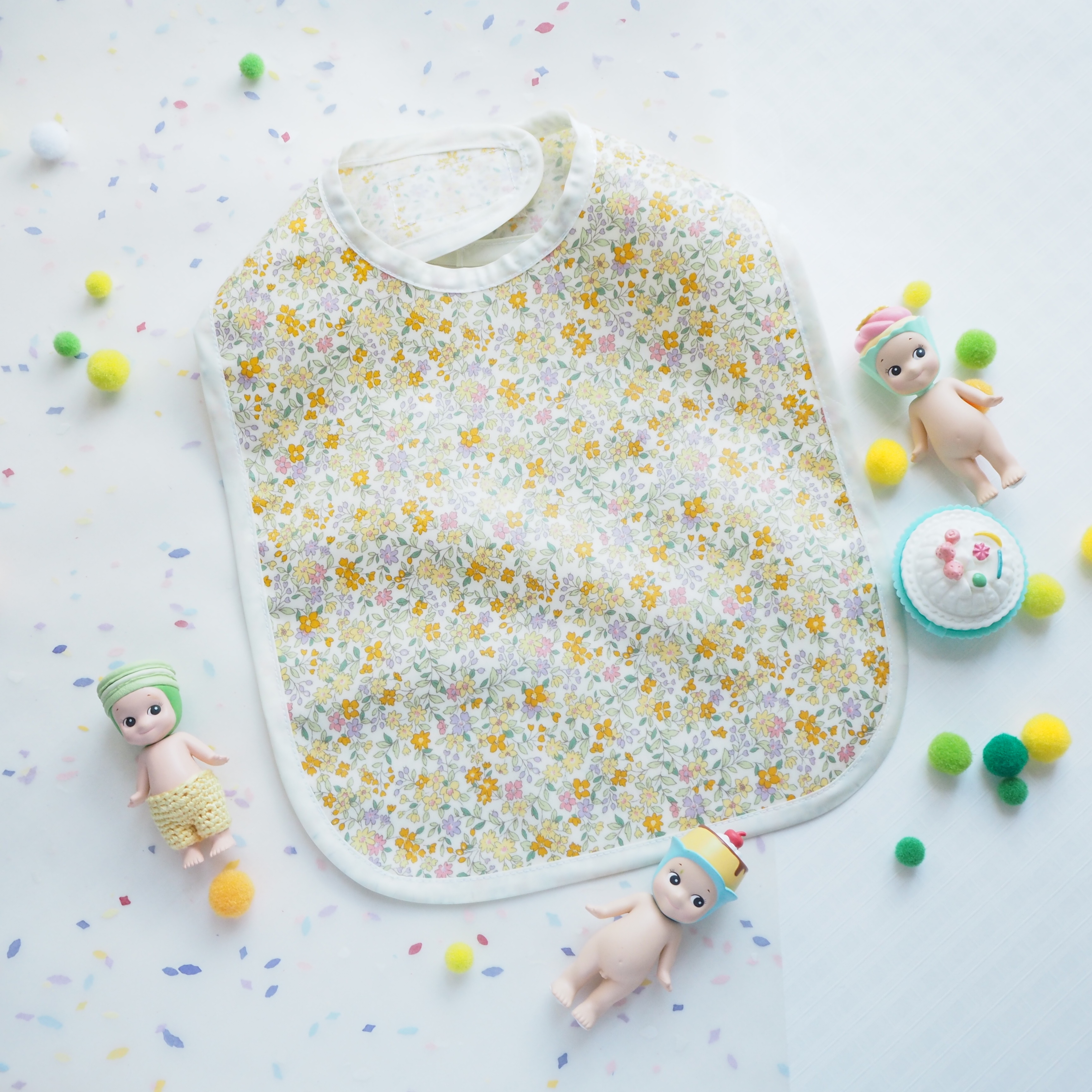 黃色碎花圖案食事用防水口水肩